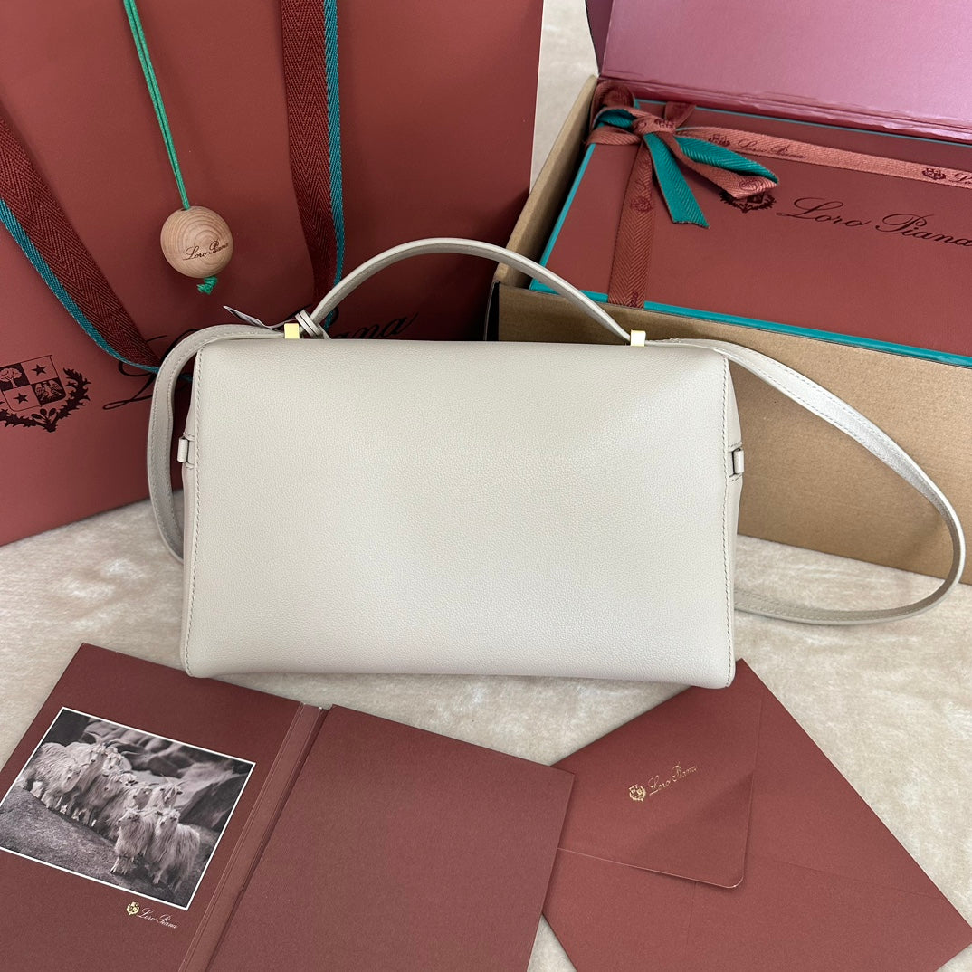 EXTRA BAG L27 IN WHITE SMOOTH CALFSKIN WITH GOLD HARDWARE