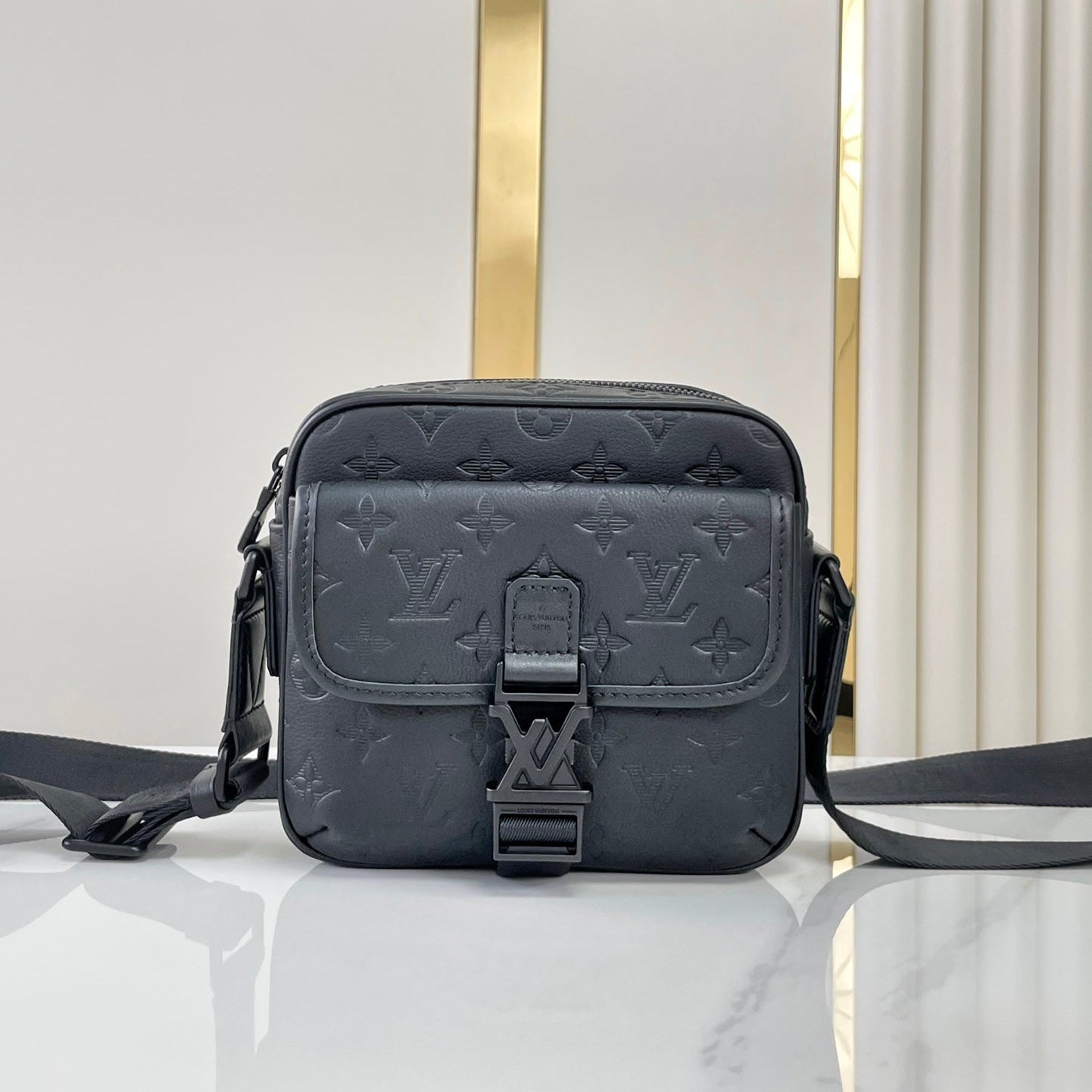 GETAWAY MESSENGER 18 IN BLACK EMBOSSED CALFSKIN