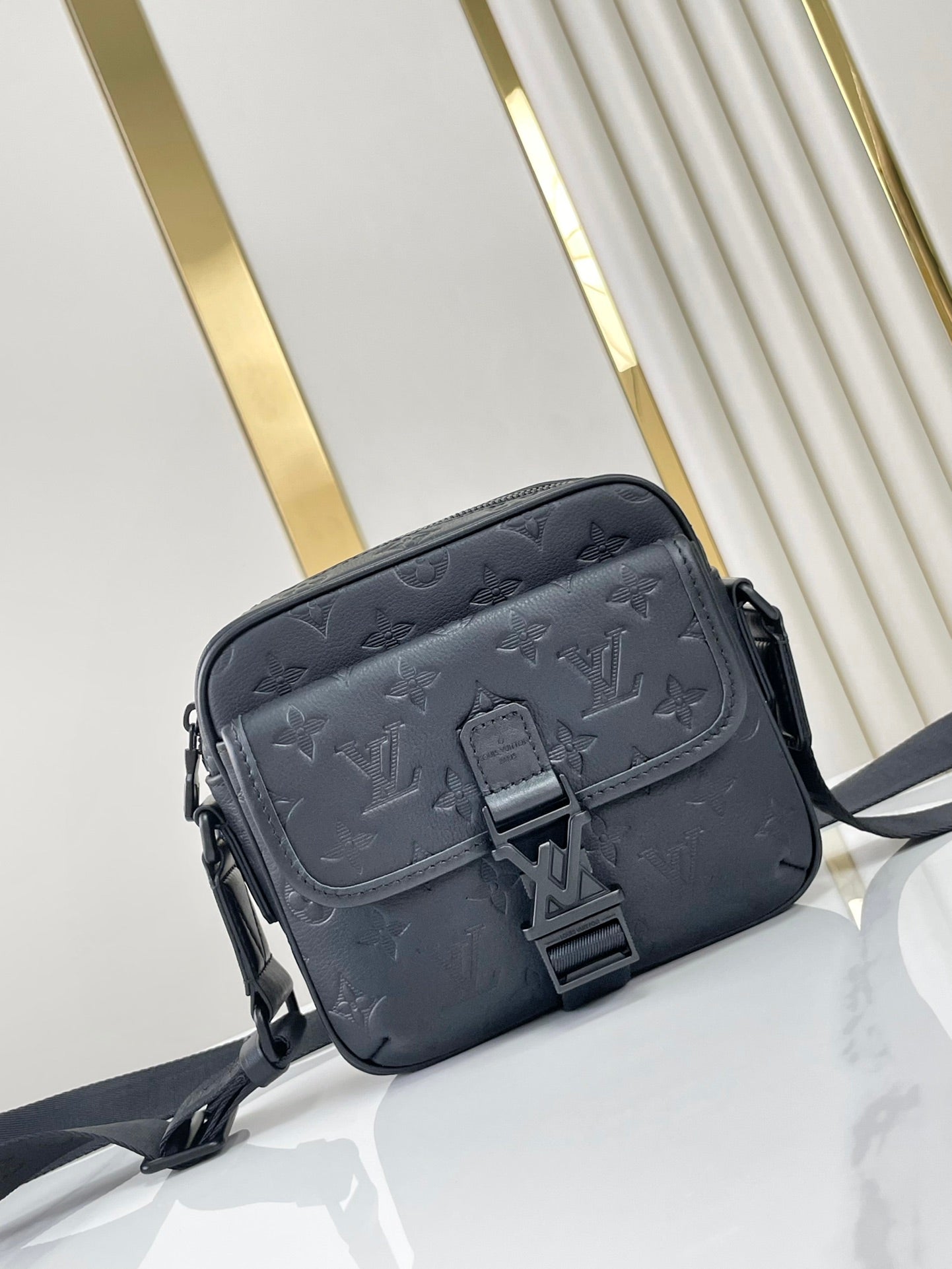 GETAWAY MESSENGER 18 IN BLACK EMBOSSED CALFSKIN