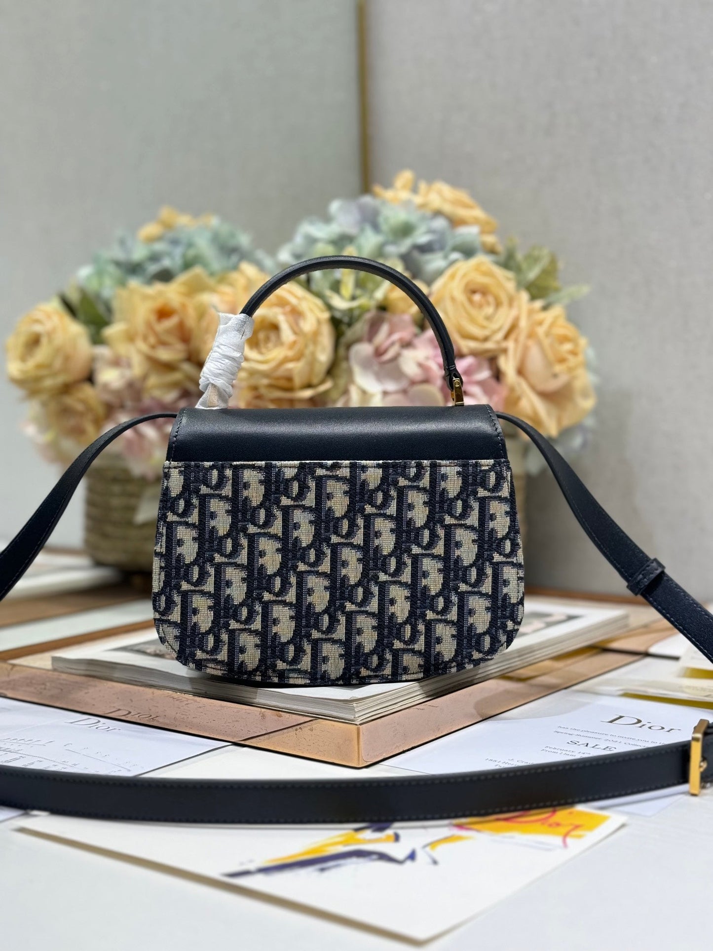 SMALL 19 MONTAIGNE AVENUE TOP HANDLE BAG BLUE DIOR OBLIQUE JACQUARD AND BLACK SMOOTH CALFSKIN