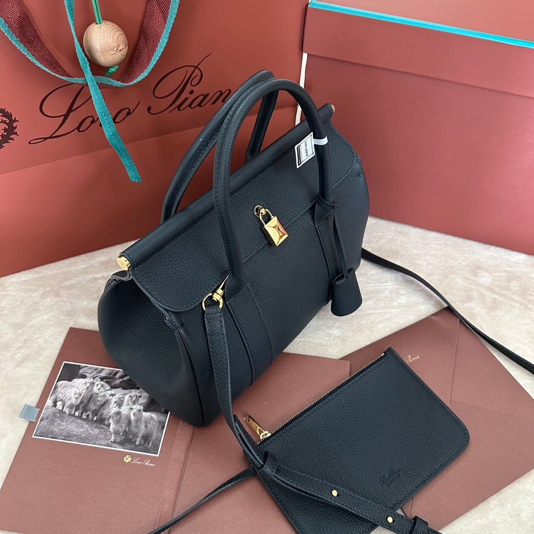 LOOM BAG 25 IN BLACK SMOOTH CALFSKIN WITH GOLD HARDWARE