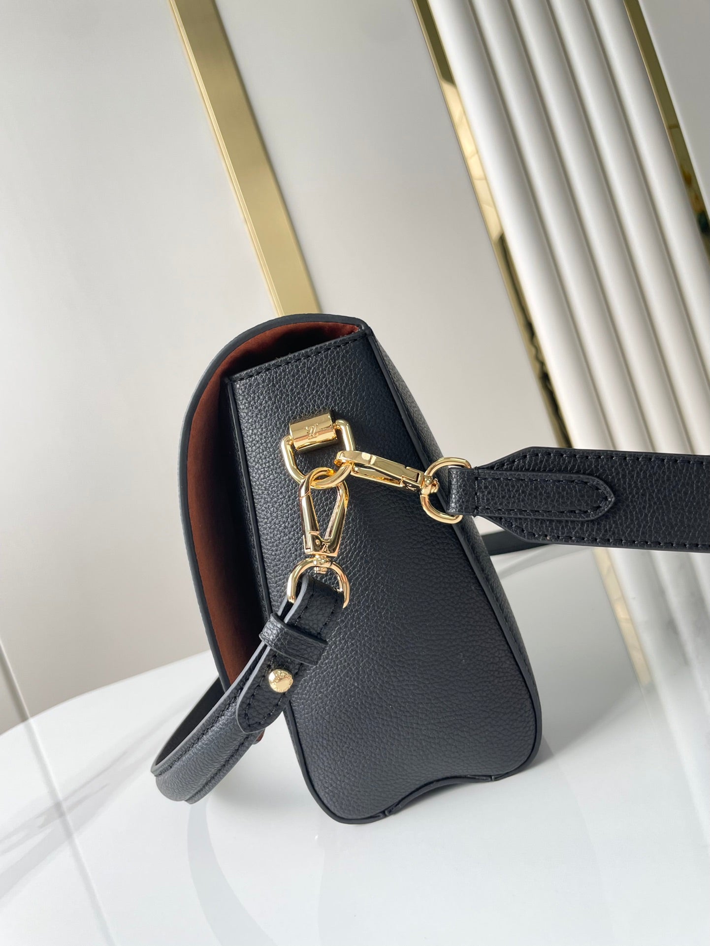 SOFT TWIST 27 IN BLACK CALFSKIN GOLD LOGO