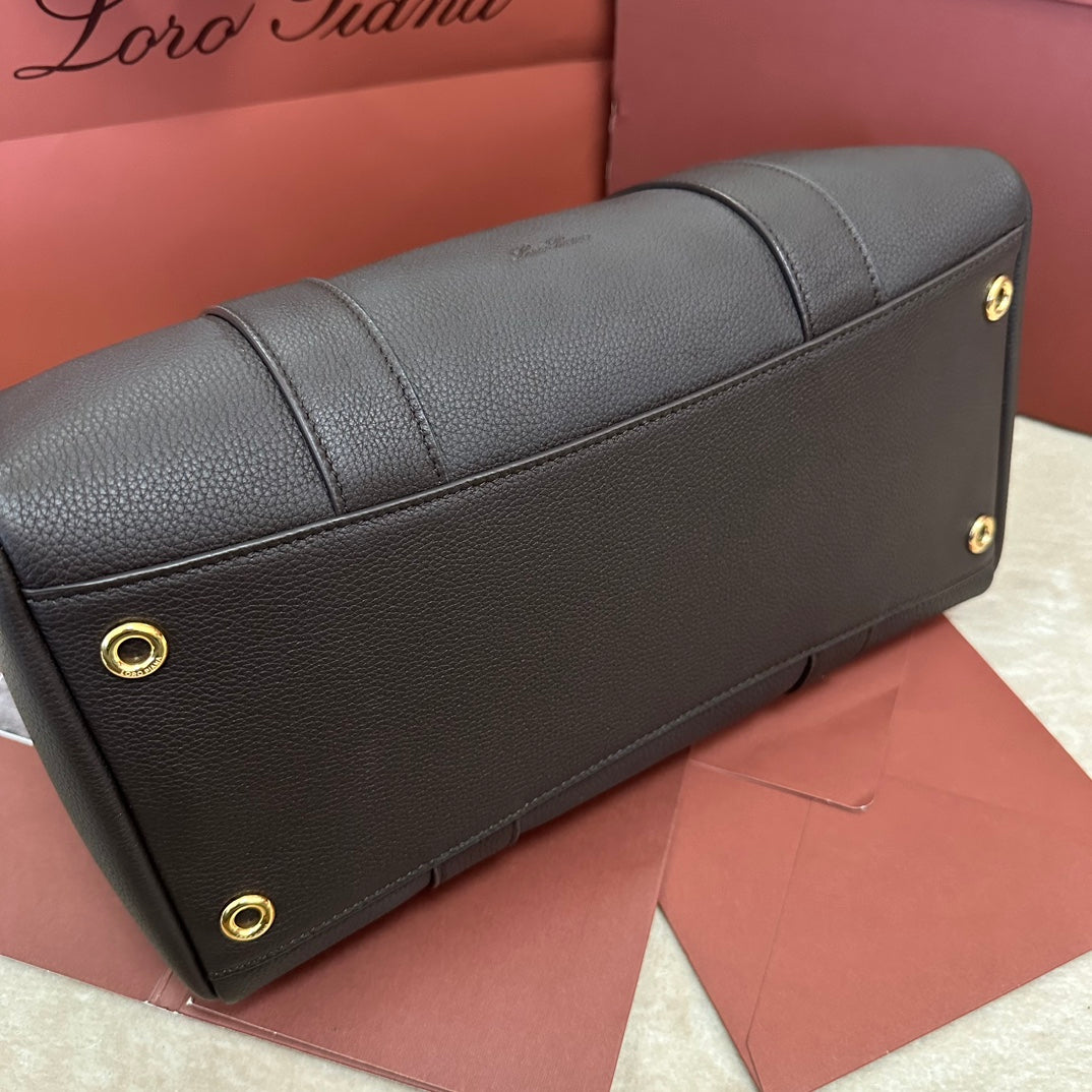 LOOM BAG 32 IN BLACK SMOOTH CALFSKIN WITH GOLD HARDWARE