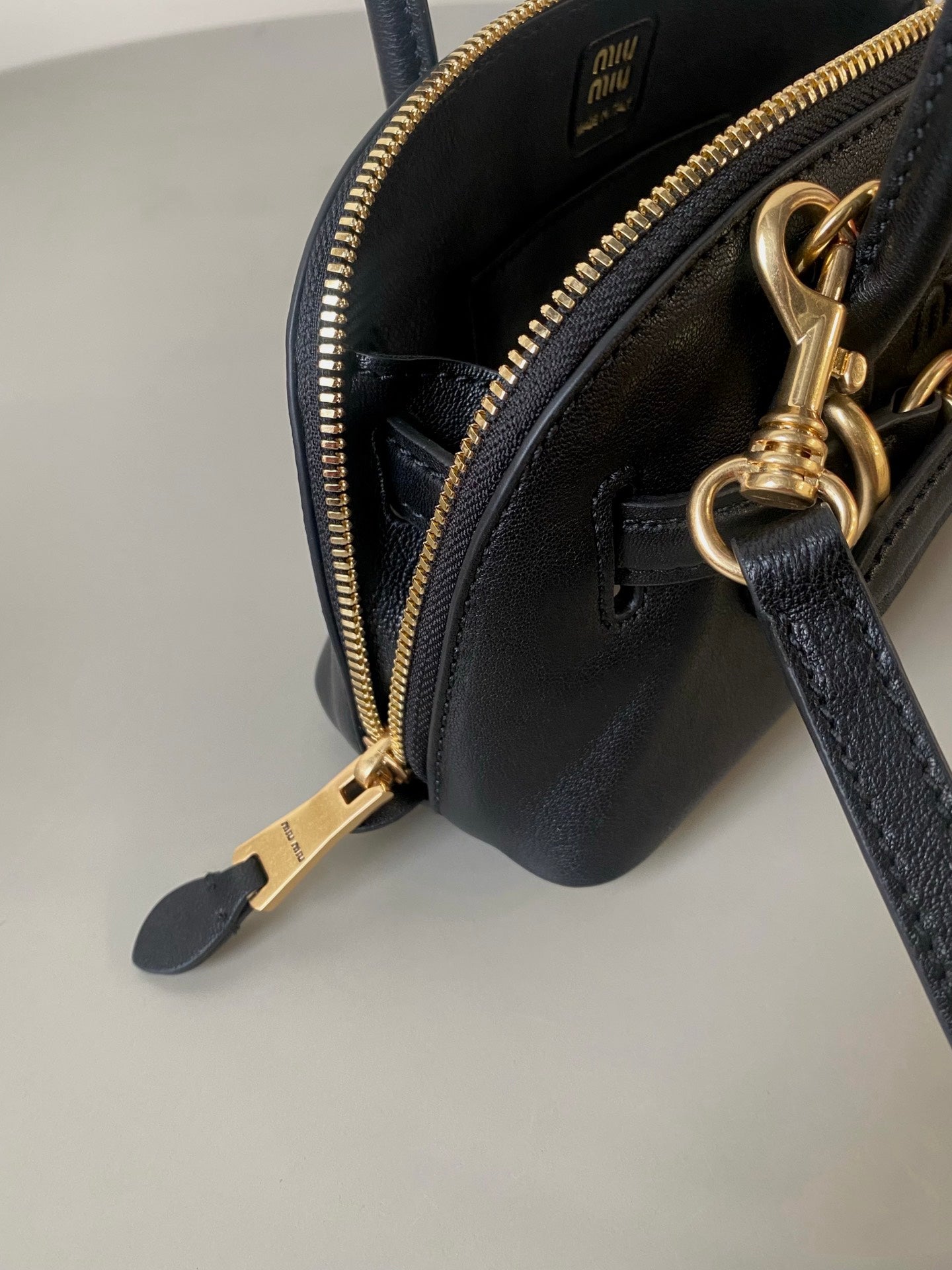 AVENTURE NAPPA MINI BAG 21 IN BLACK CALFSKIN GOLD HARDWARE