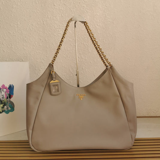 CHAIN TOTE 39 SOFT GREY CALFSKIN