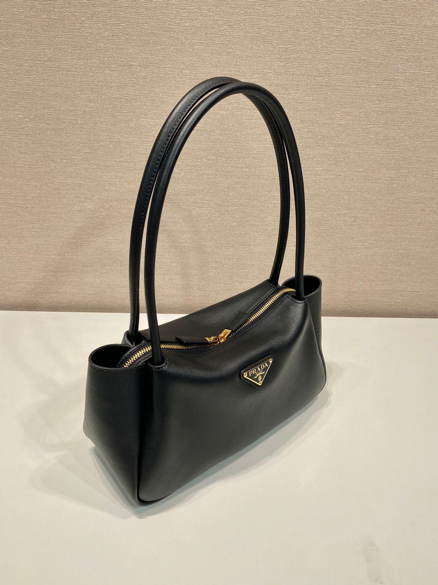 PRA 28 LARGE BLACK CALFSKIN HANDBAG