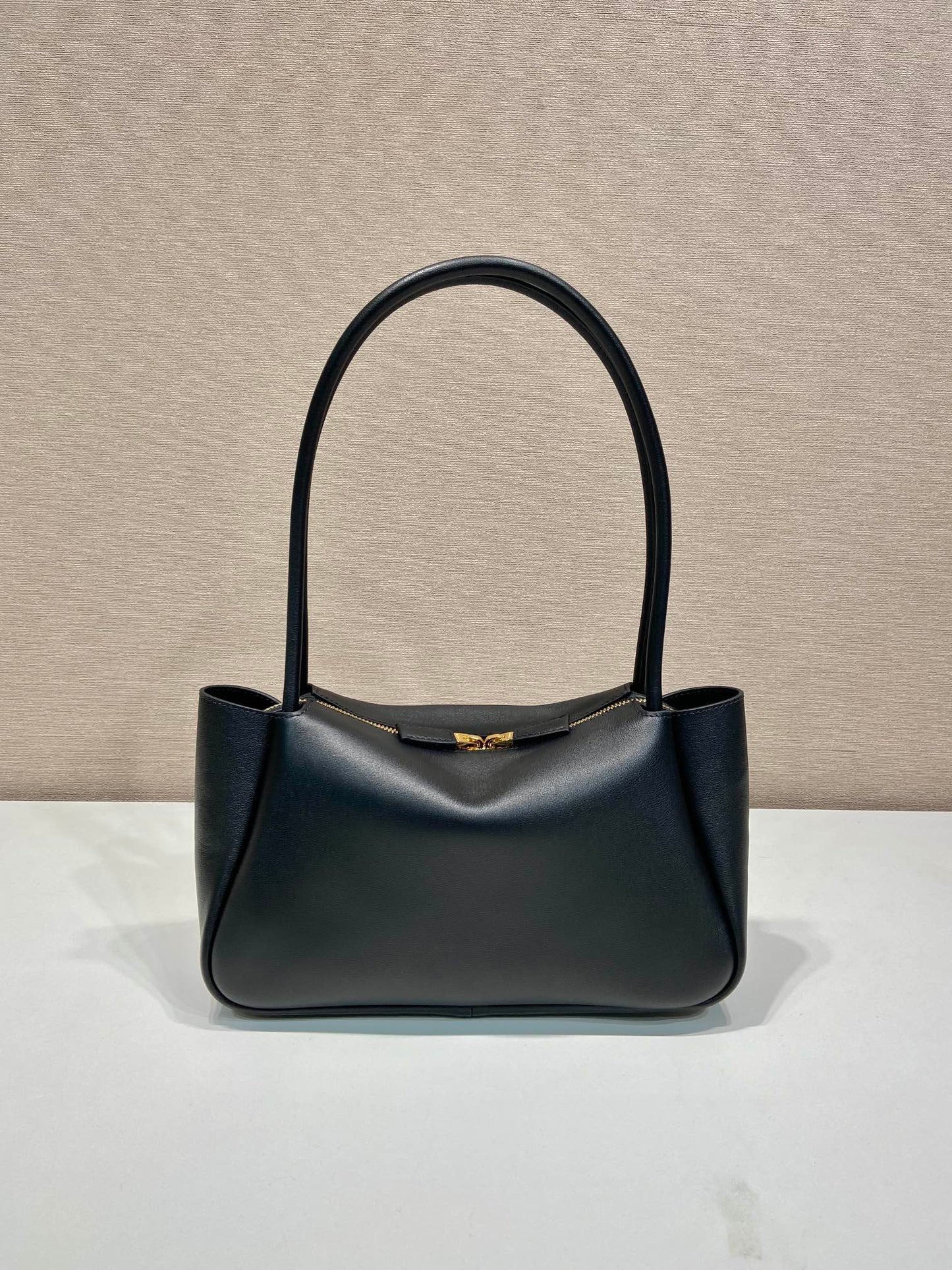 PRA 28 LARGE BLACK CALFSKIN HANDBAG