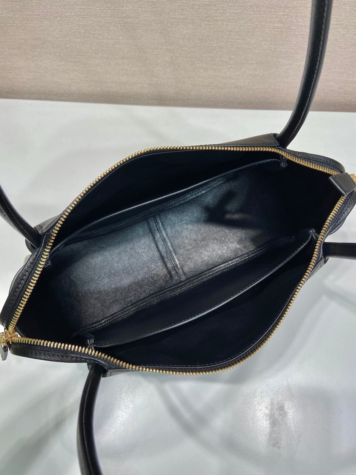 PRA 28 LARGE BLACK CALFSKIN HANDBAG