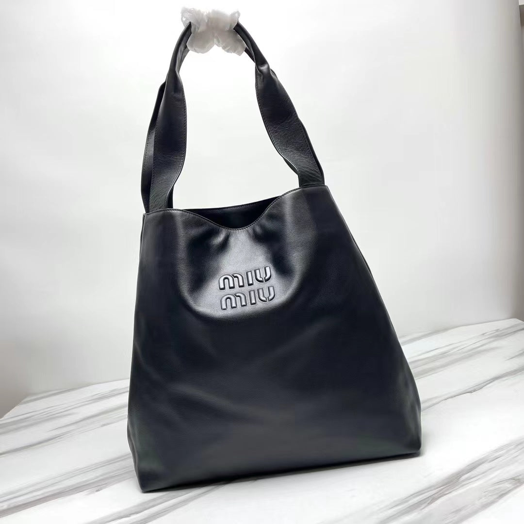 MIU 39 BLACK LEATHER HOBO BAG