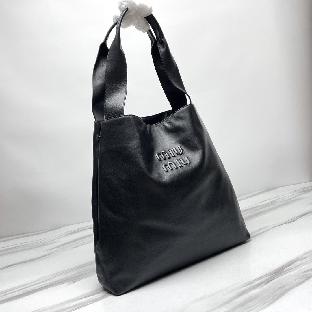 MIU 39 BLACK LEATHER HOBO BAG