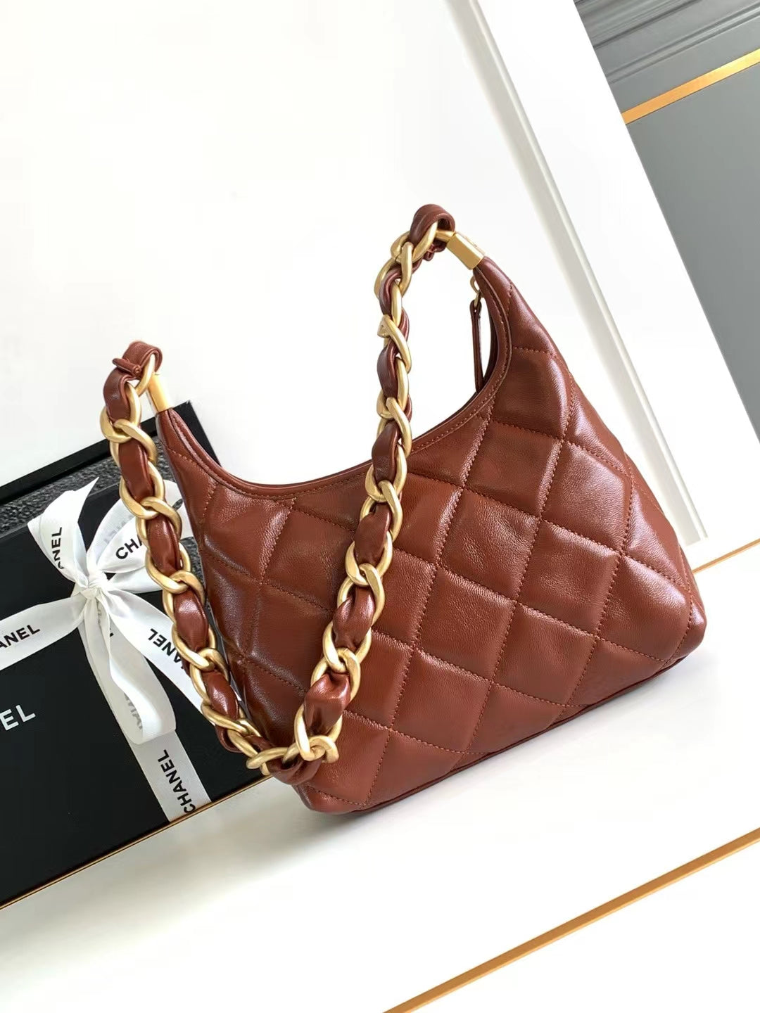 HOBO BAG 22 IN RED BROWN SHINY CALFSKIN GOLD HARDWARE