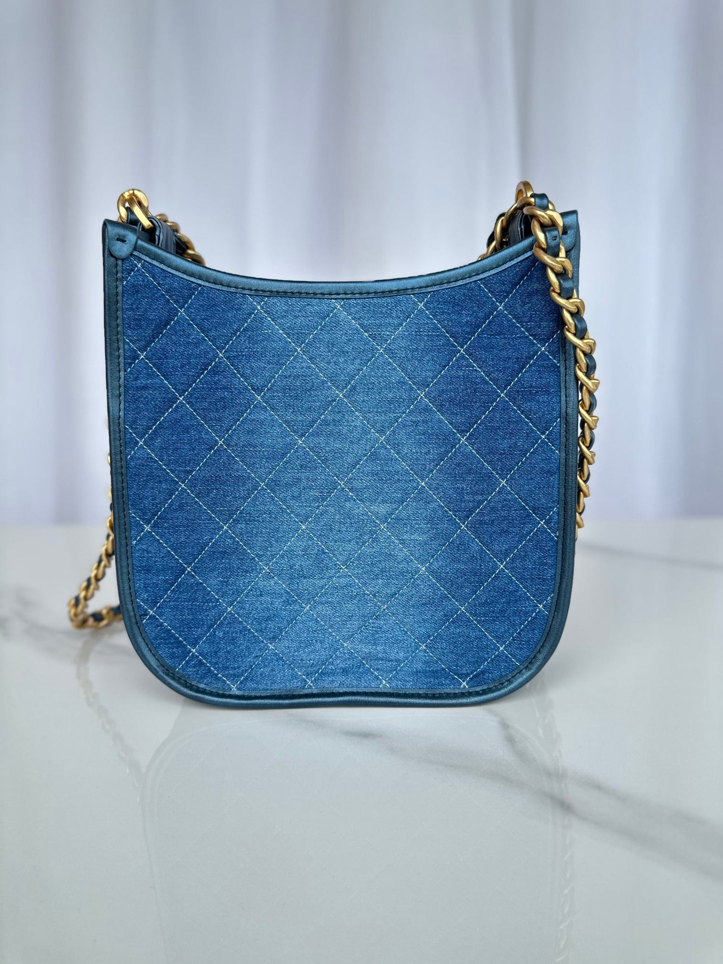 CC 24 HOBO HANDBAG IN LIGHT BLUE DENIM DIP AND GOLD - TONE METAL