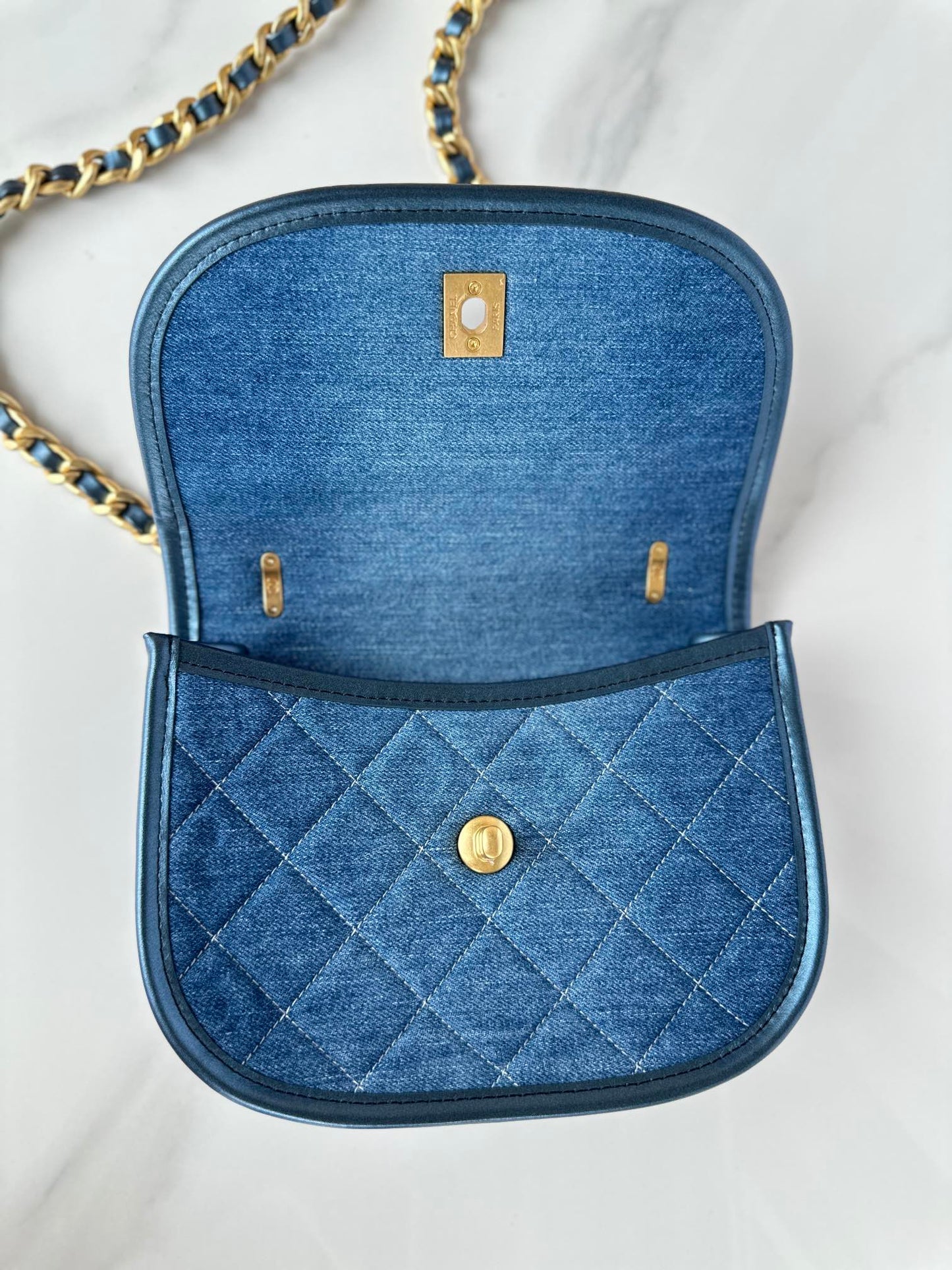 CC SMALL 20 CROSSBODY BAG IN LIGHT BLUE DENIM DIP AND GOLD METALLIC