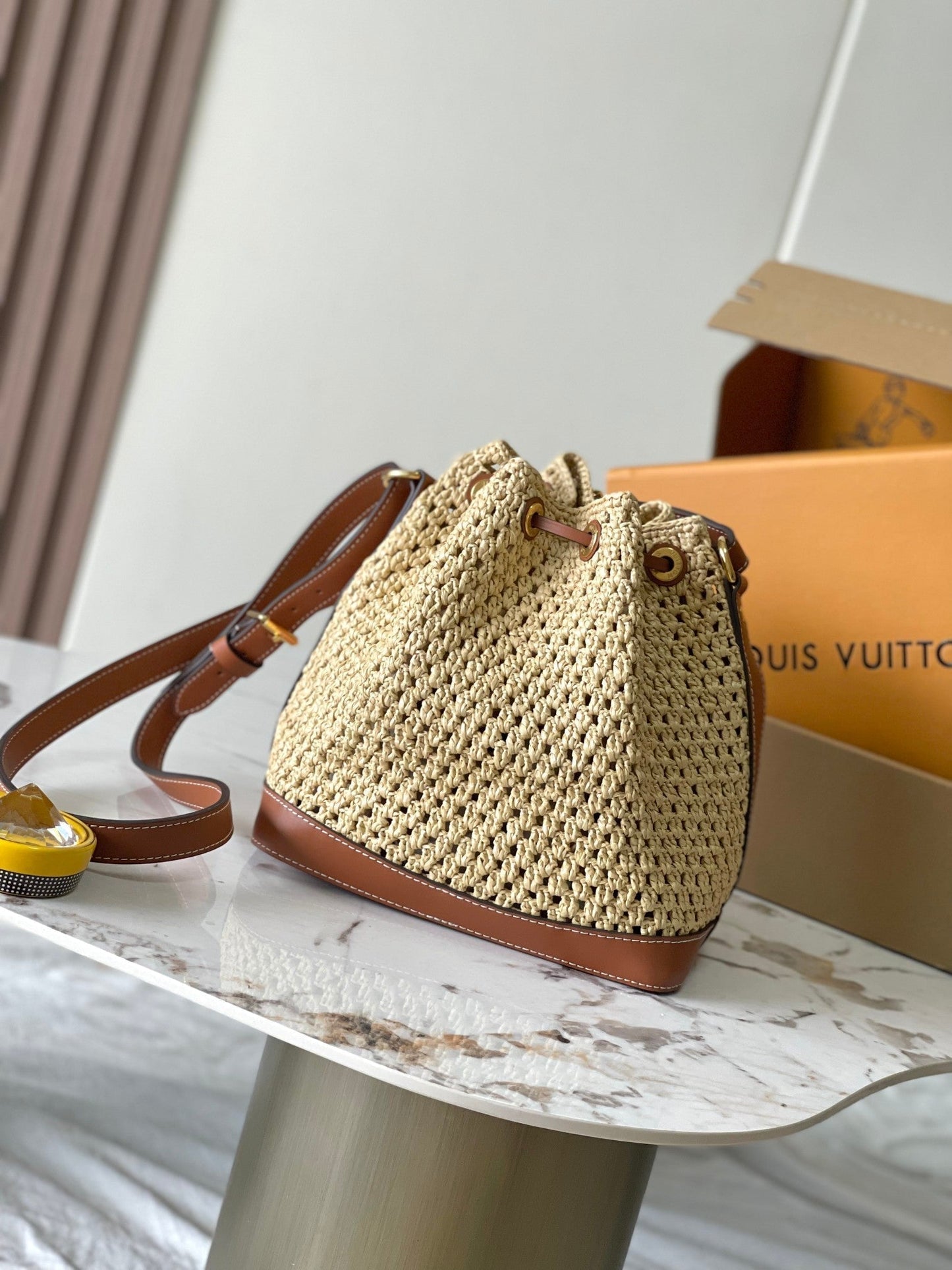 NOÉ PURSE 24 IN BEIGE CROCHETED RAFFIA AND BROWN CALFSKIN TRIM