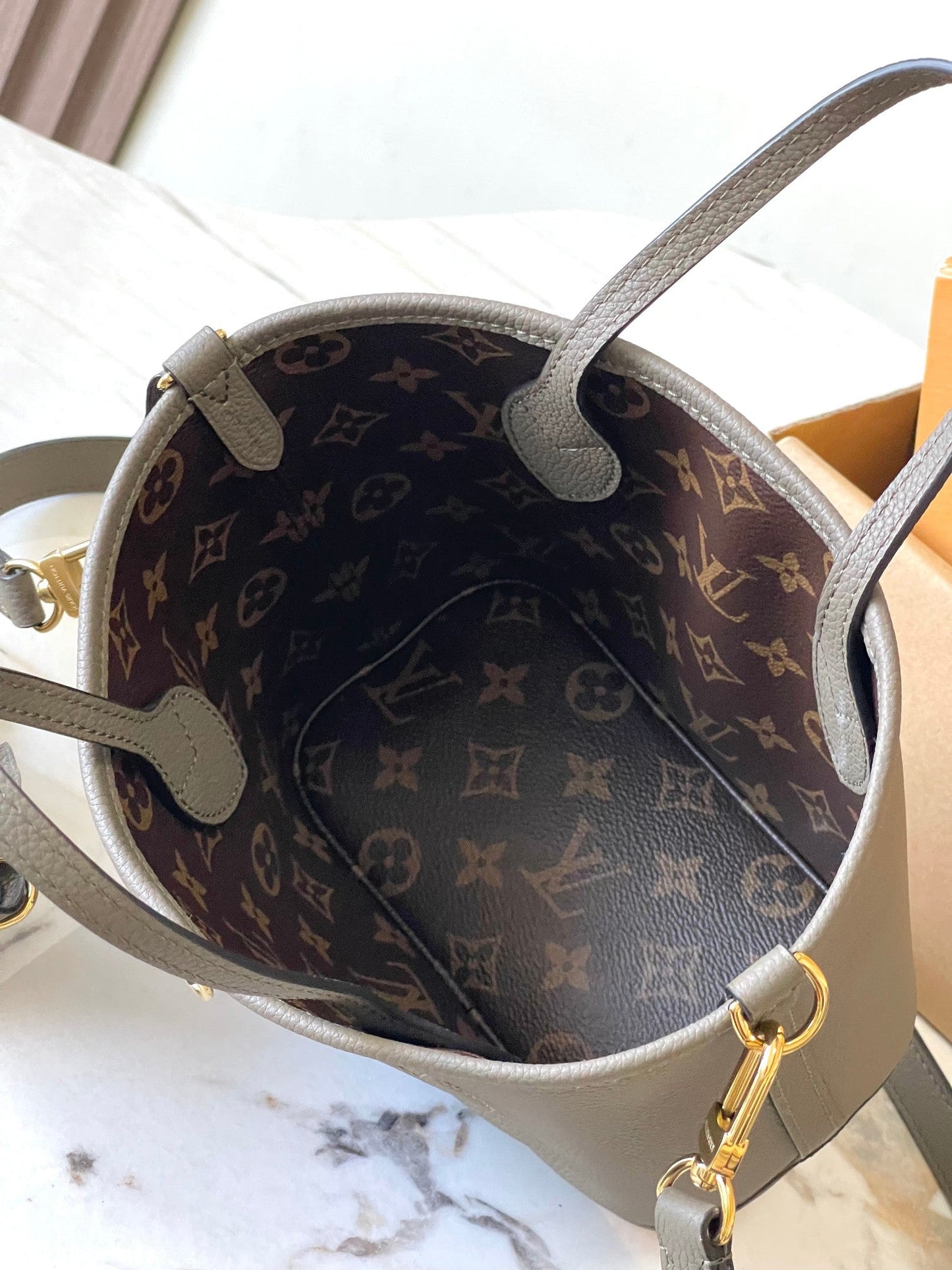 NEVERFULL BANDOULIÈRE INSIDE OUT BB 24 IN BROWN MONOGRAM CANVAS AND GRAY CALFSKIN