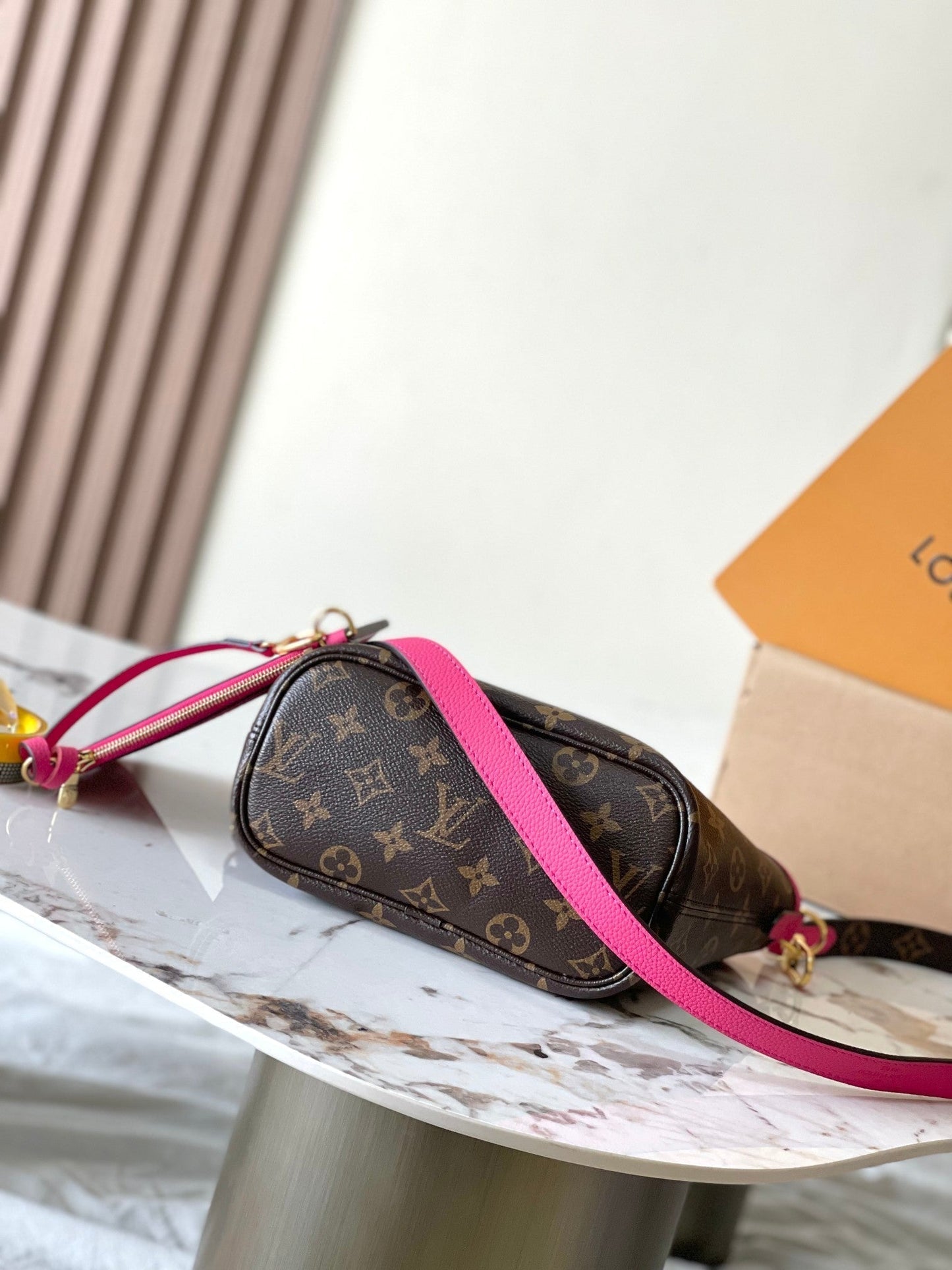 NEVERFULL BANDOULIÈRE INSIDE OUT BB 24 IN BROWN MONOGRAM CANVAS AND PINK CALFSKIN