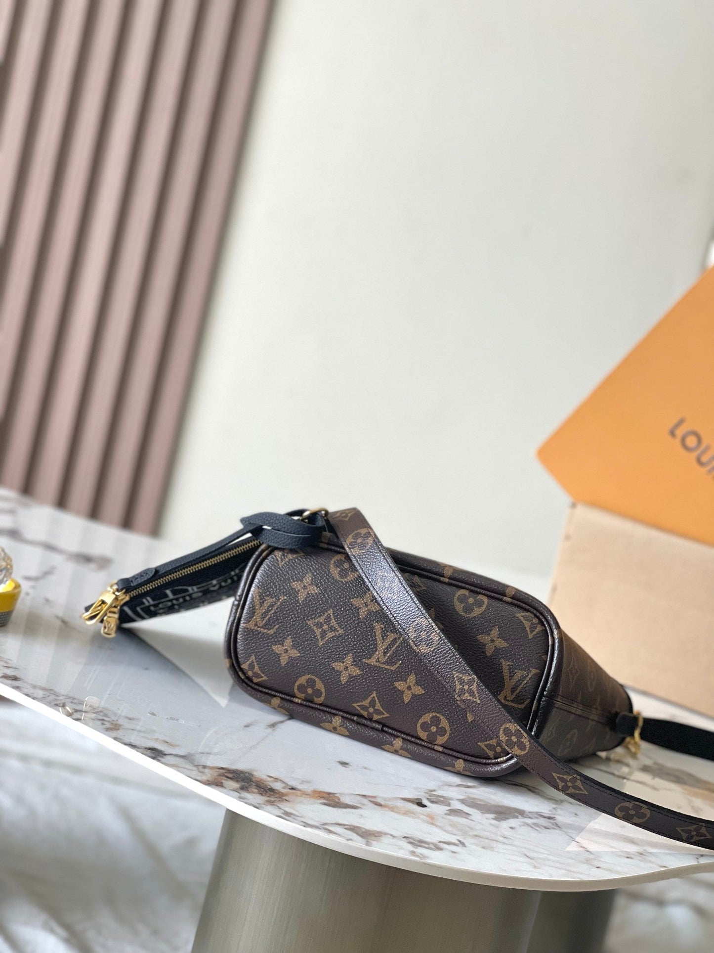 NEVERFULL BANDOULIÈRE INSIDE OUT BB 24 IN BROWN MONOGRAM CANVAS AND BLACK CALFSKIN