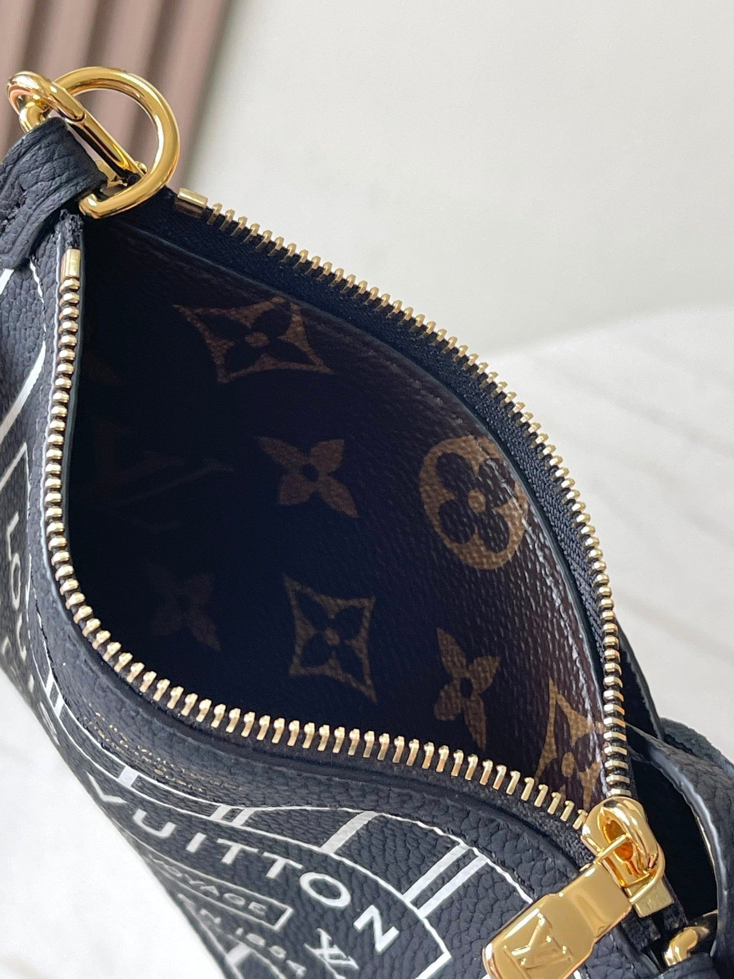 NEVERFULL BANDOULIÈRE INSIDE OUT BB 24 IN BROWN MONOGRAM CANVAS AND BLACK CALFSKIN