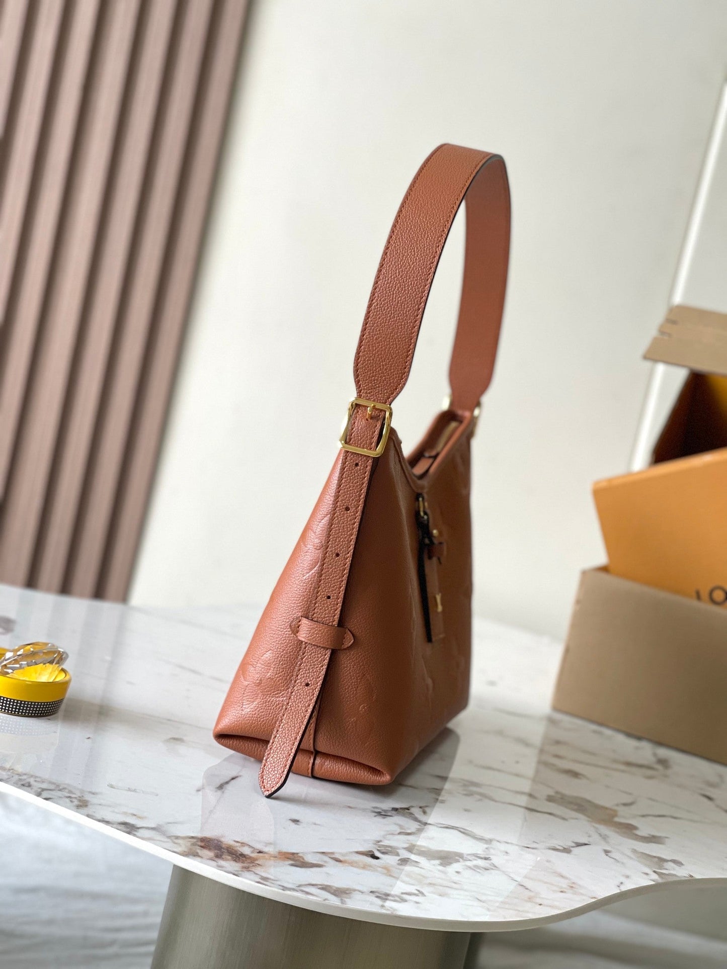 CARRYALL PM 29 IN COGNAC MONOGRAM EMPREINTE LEATHER GOLD LOGO