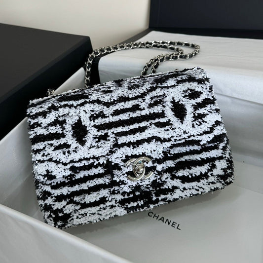 FLAP BAG 20 IN BLACK AND WHITE SAQUINS SILVER HARDWARE