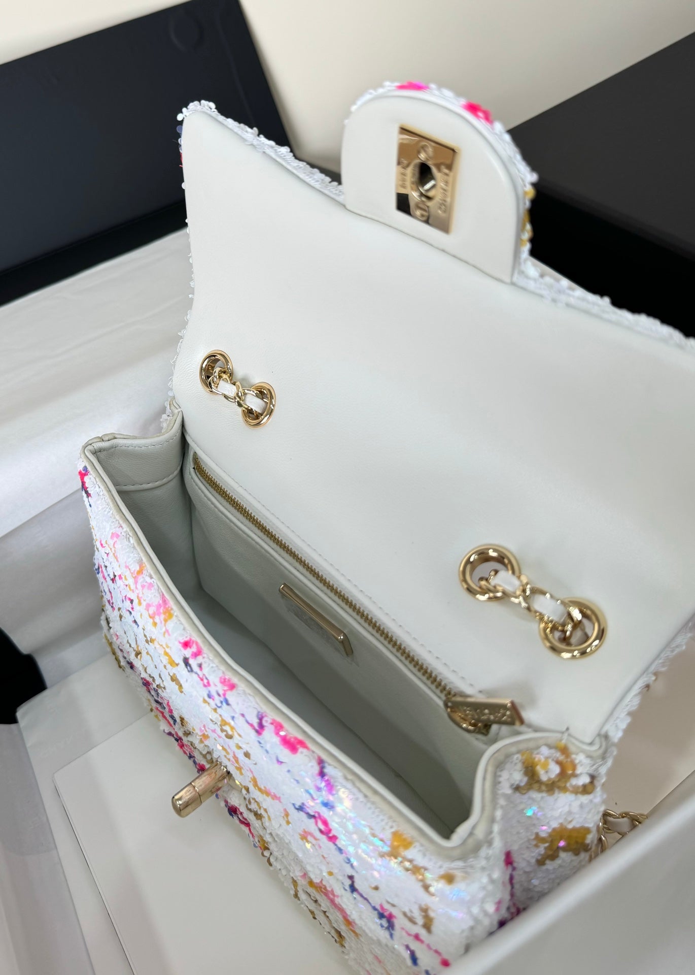 FLAP BAG 20 COLORFUL SAQUINS IN WHITE CALFSKIN GOLD HARDWARE