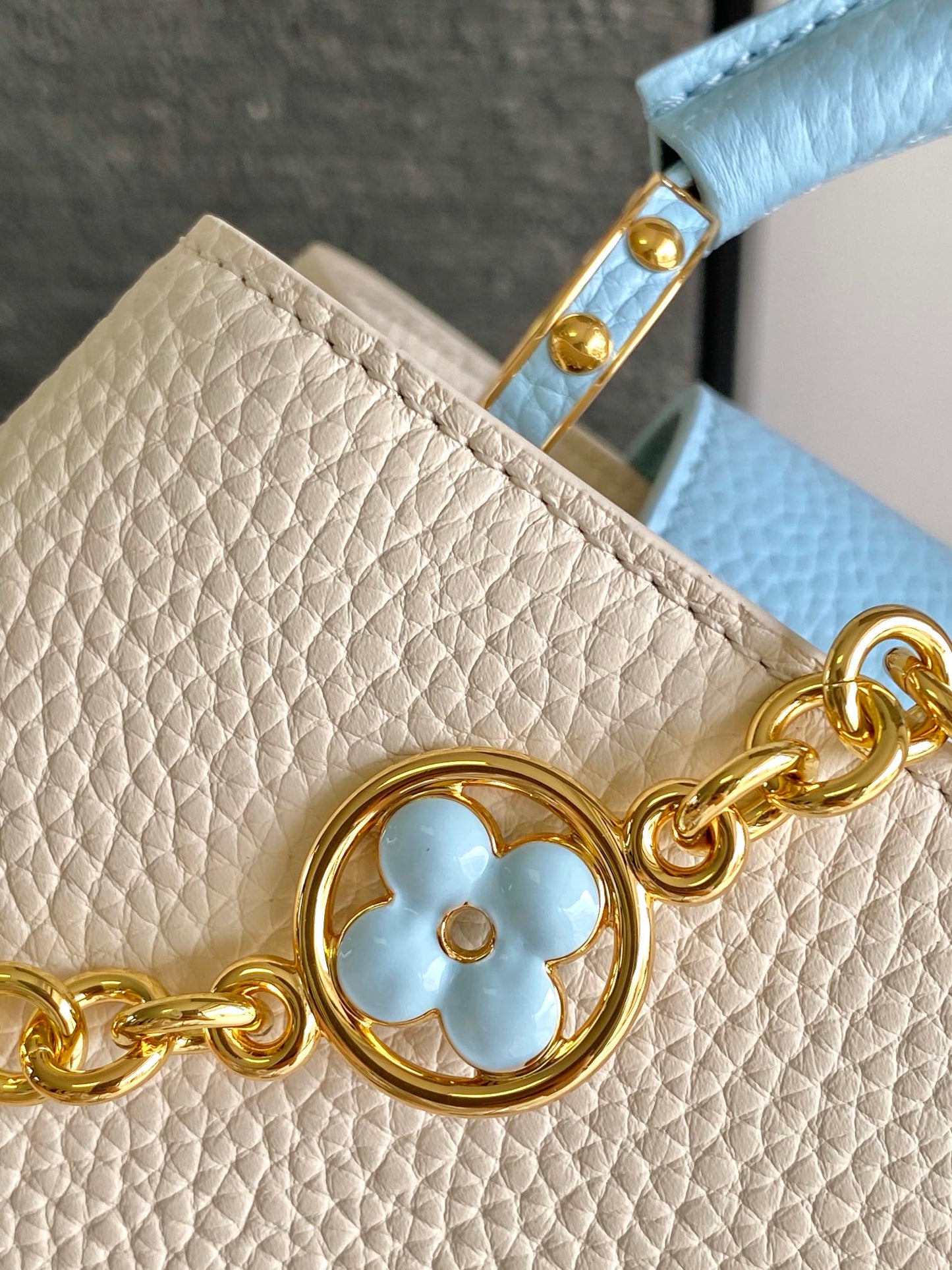 CAPUCINES BB 27 IN PEARL WHITE MIX SKY BLUE TAURILLON GOLD HARDWARE