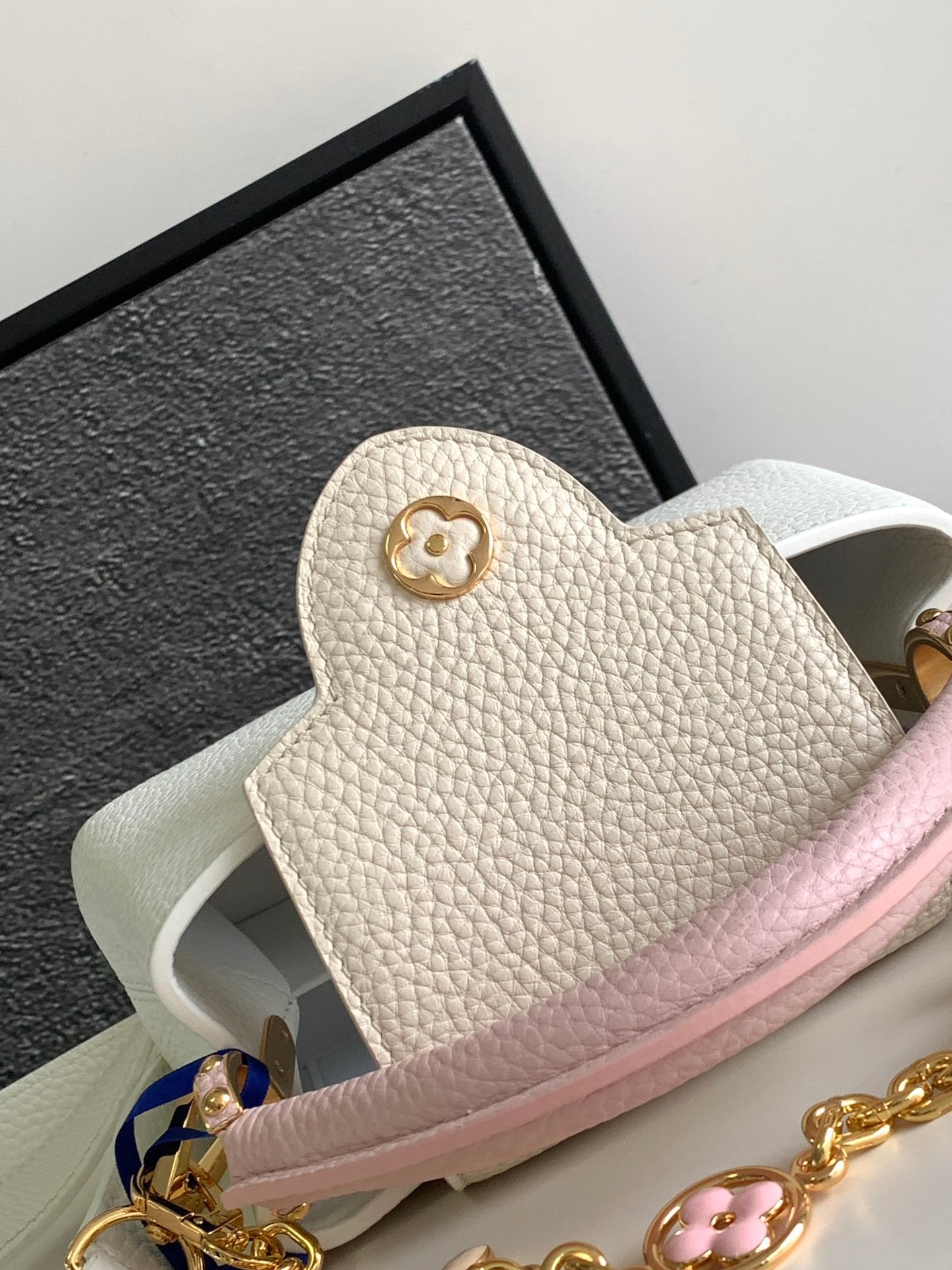 CAPUCINES MINI 21 IN WHITE MIX PINK AND BEIGE TAURILLON GOLD HARDWARE