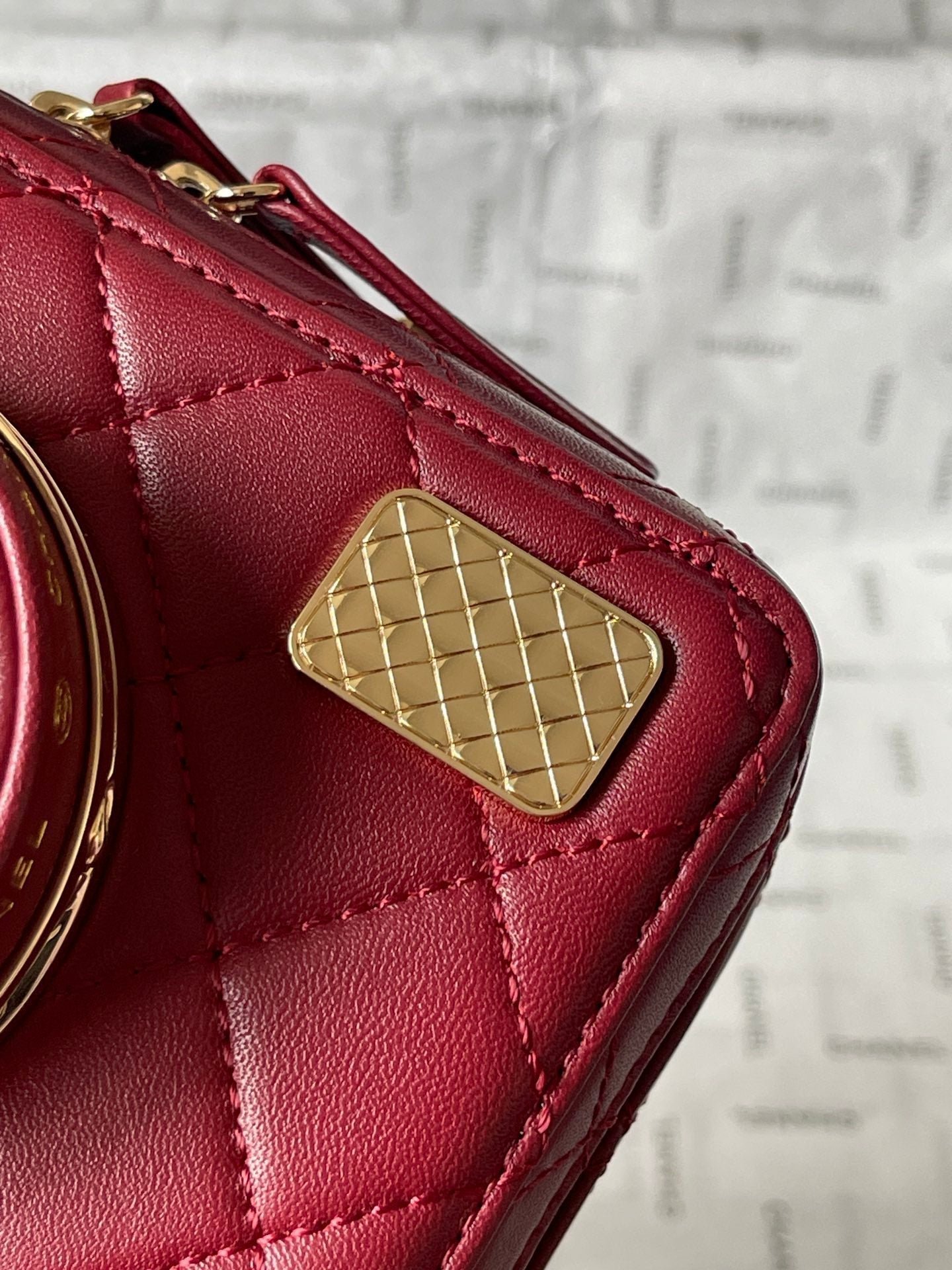 CC 16 CAMERA BAG IN BURGUNDY RED CALFSKIN AND GOLD PLATED METAL