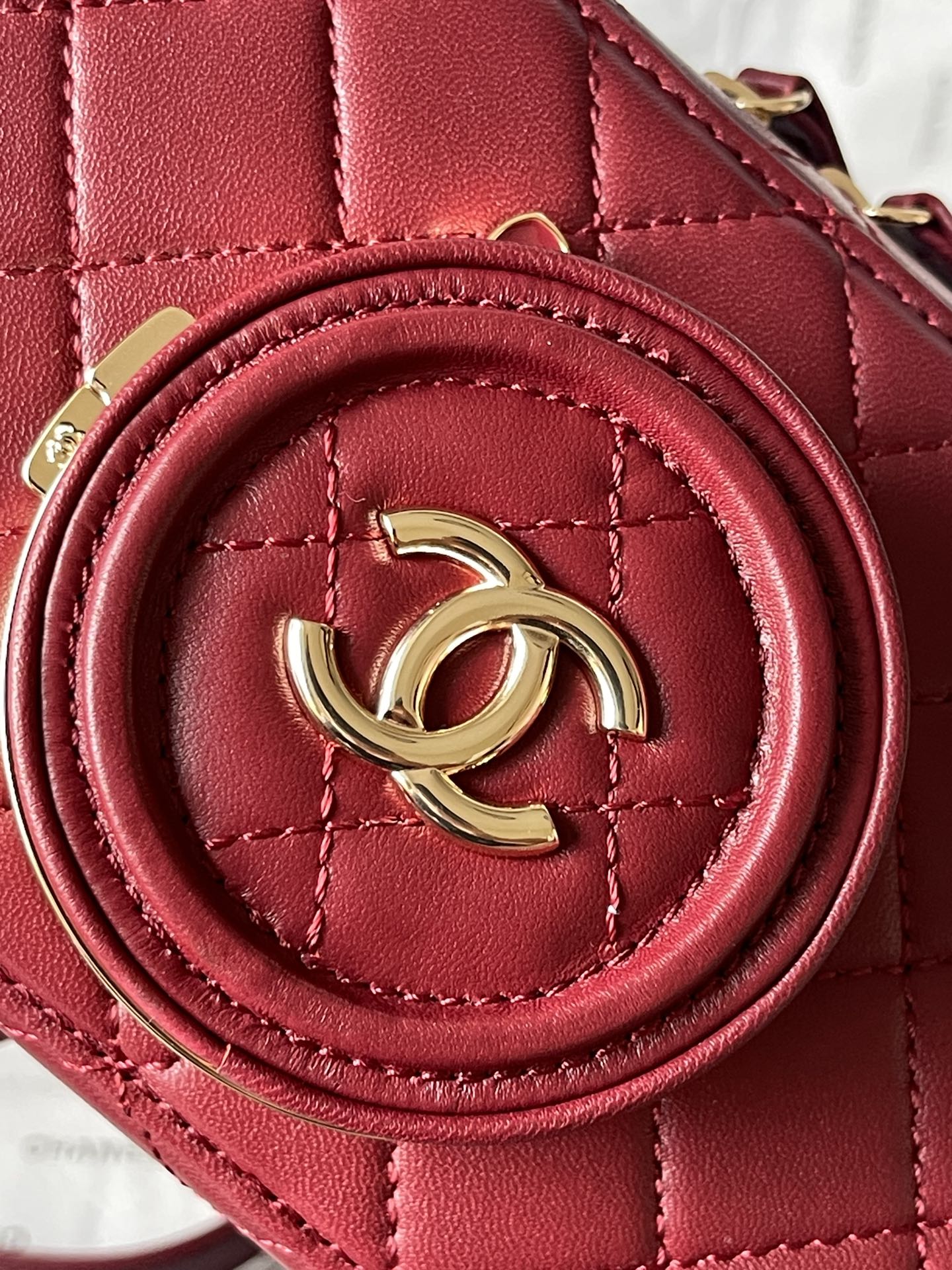 CC 16 CAMERA BAG IN BURGUNDY RED CALFSKIN AND GOLD PLATED METAL