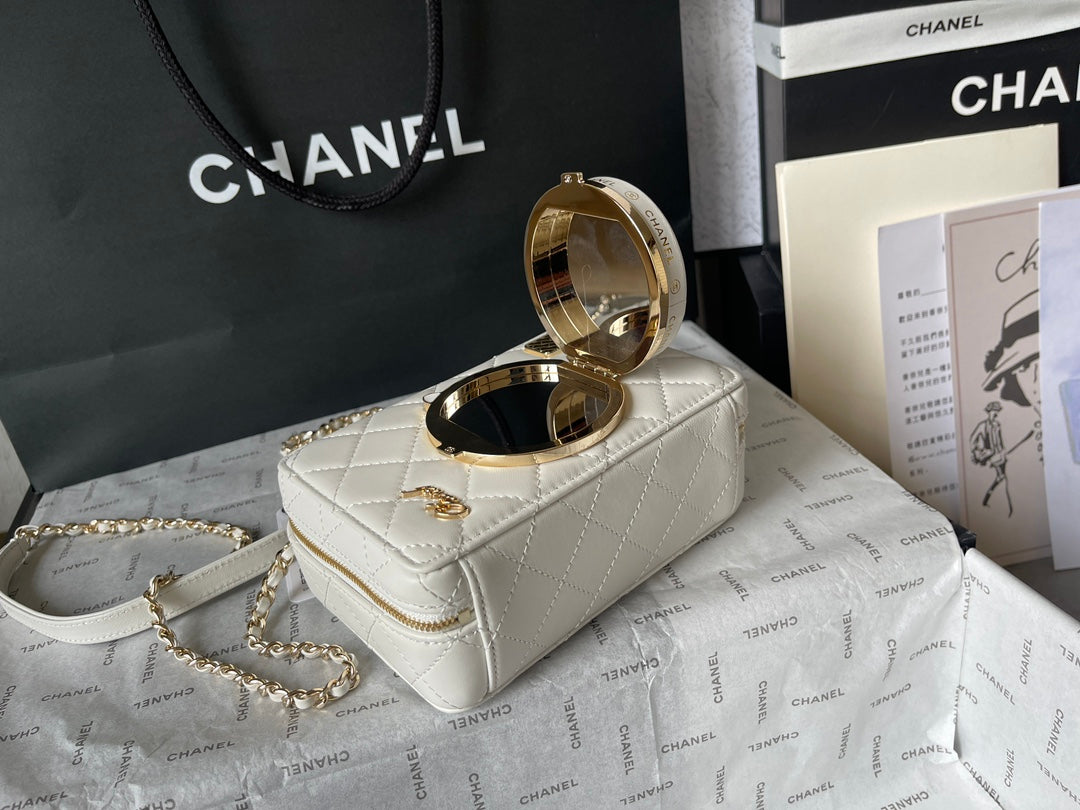 CC 16 CAMERA BAG IN WHITE CALFSKIN AND GOLD PLATED METAL