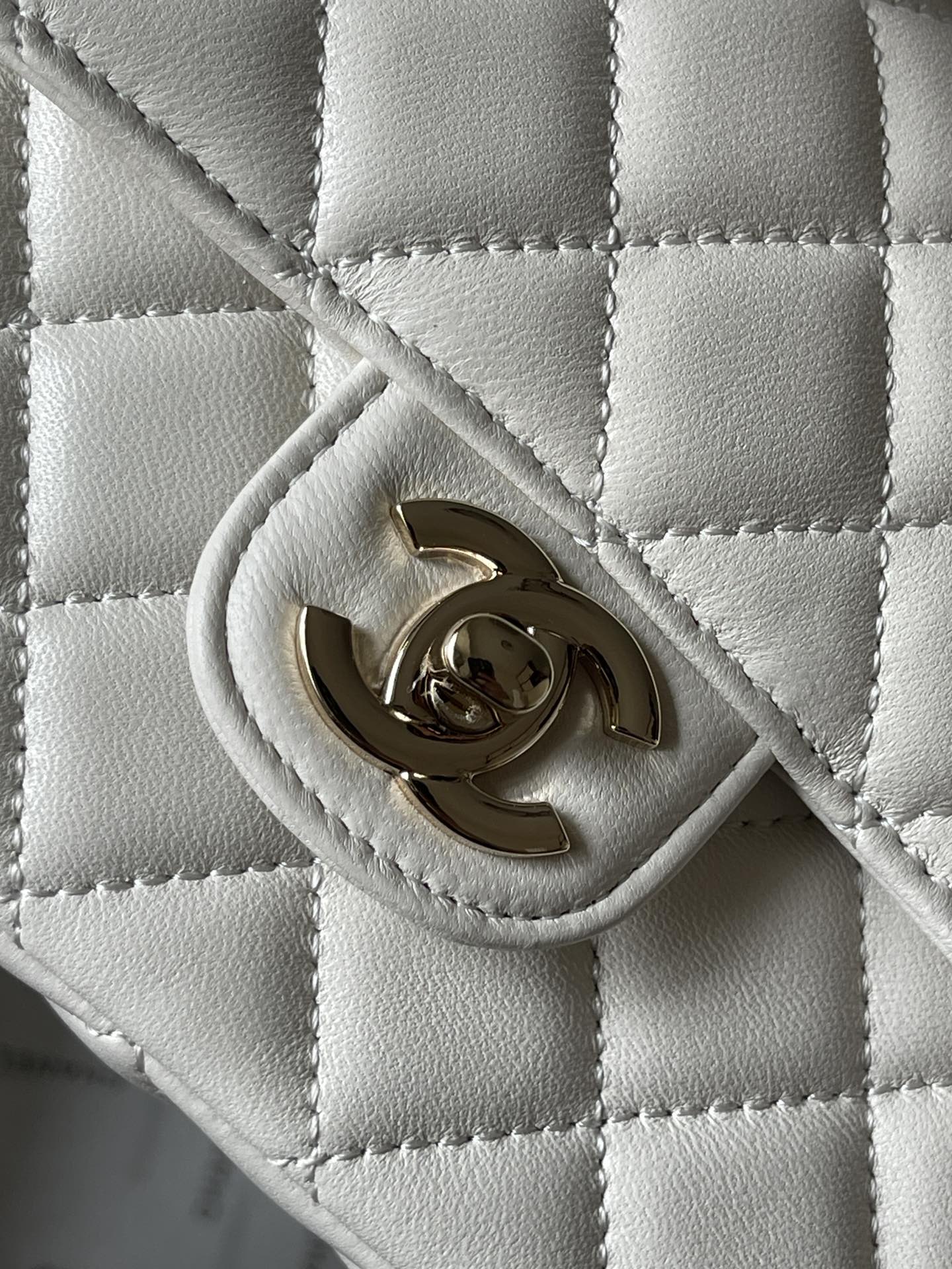 CC MINI 18 FLAP BAG IN WHITE LAMBSKIN