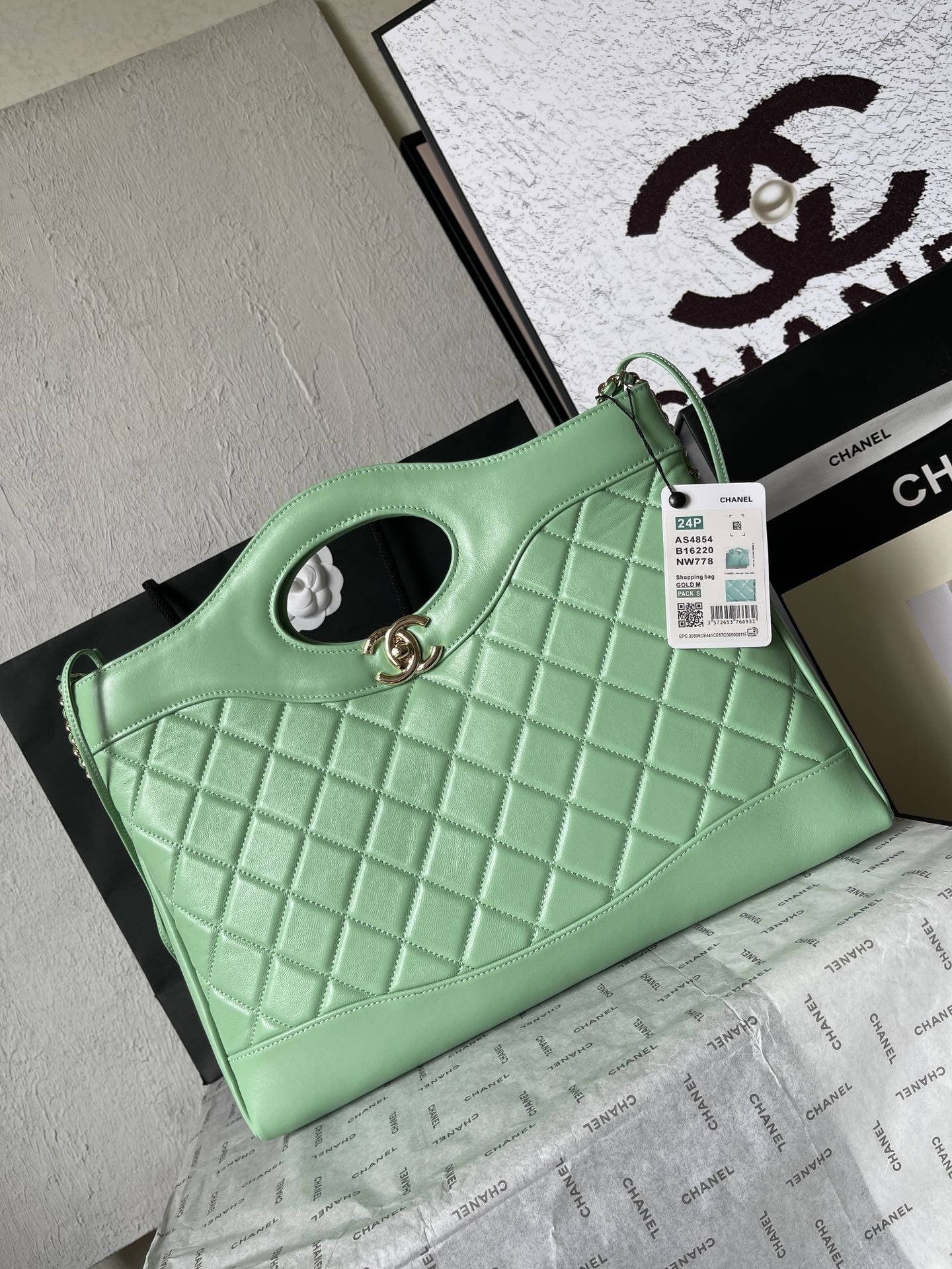 CC MEDIUM 36 SHOPPING BAG IN GREEN MINT CALFSKIN