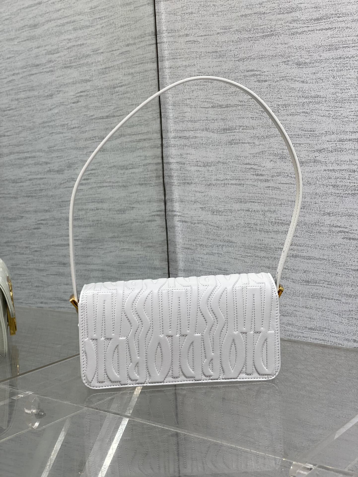 FLAP BAG 18 WHITE QUILTED ALLOVER CALFSKIN