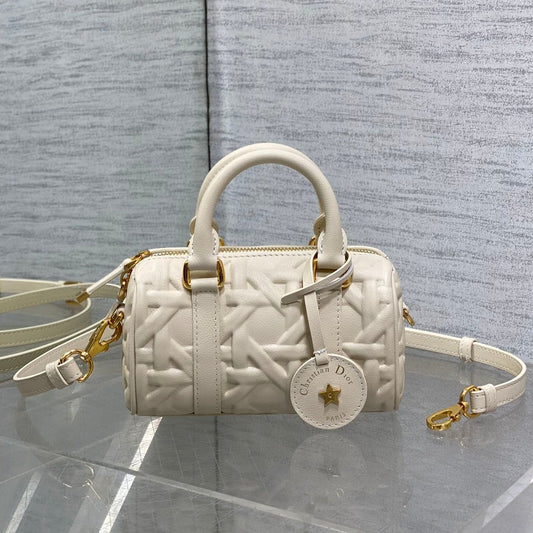 GROOVE 17 BAG IN WHITE CREAM MACROCANNAGE CALFSKIN WITH GOLD HARDWARE