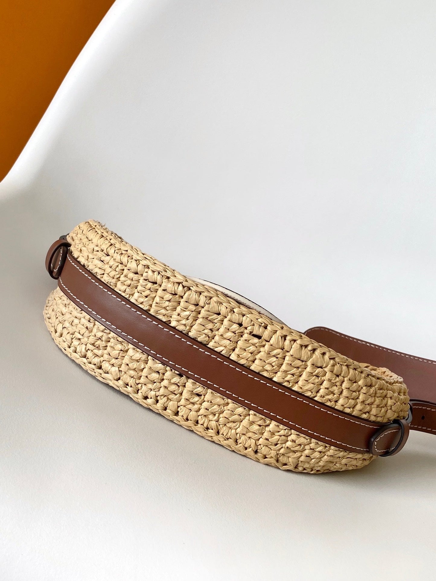 CROISSANT 25 IN NATURAL RAFFIA AND BROWN CALFSKIN TRIM