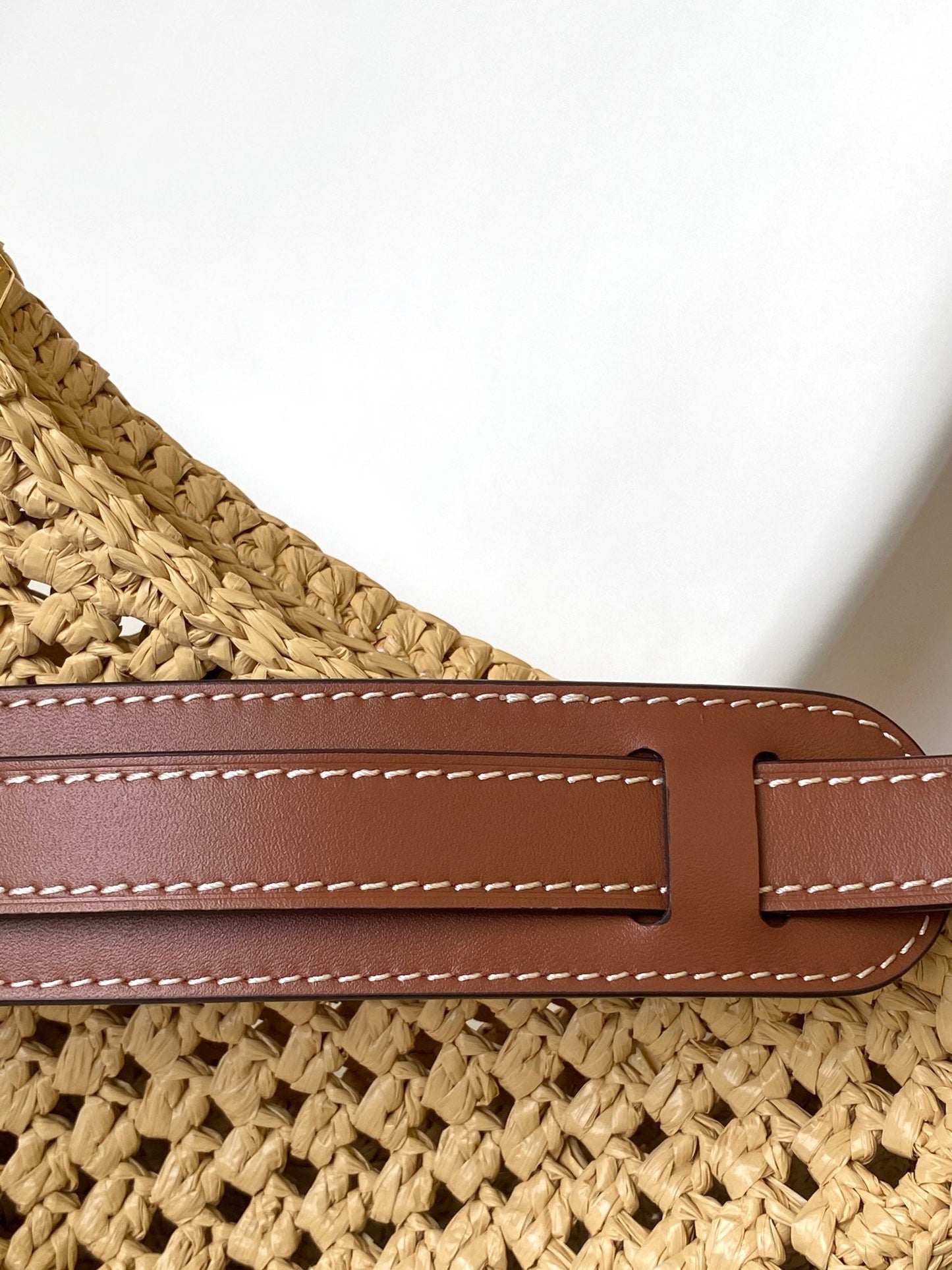 CROISSANT 25 IN NATURAL RAFFIA AND BROWN CALFSKIN TRIM