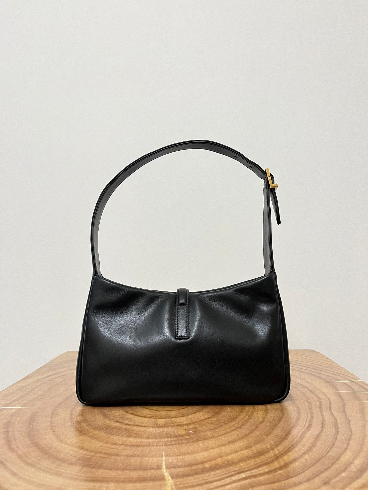 LE 5 À 7 BAG 24 BLACK GLOSSY CALFSKIN HOBO