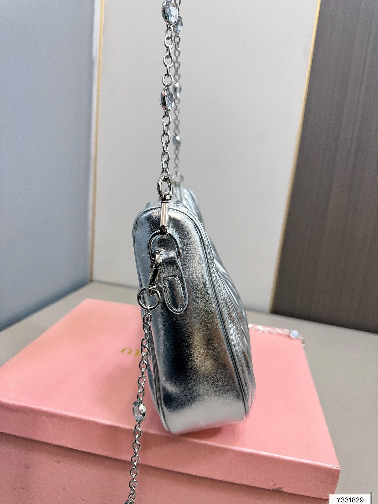 CRYSTAL CHAIN 26 BAG IN SILVER LAMBSKIN