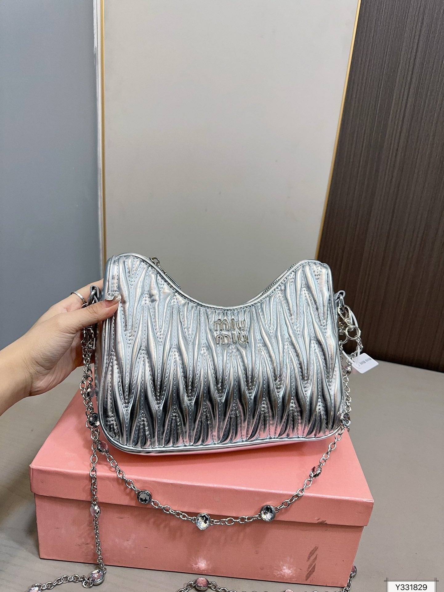 CRYSTAL CHAIN 26 BAG IN SILVER LAMBSKIN