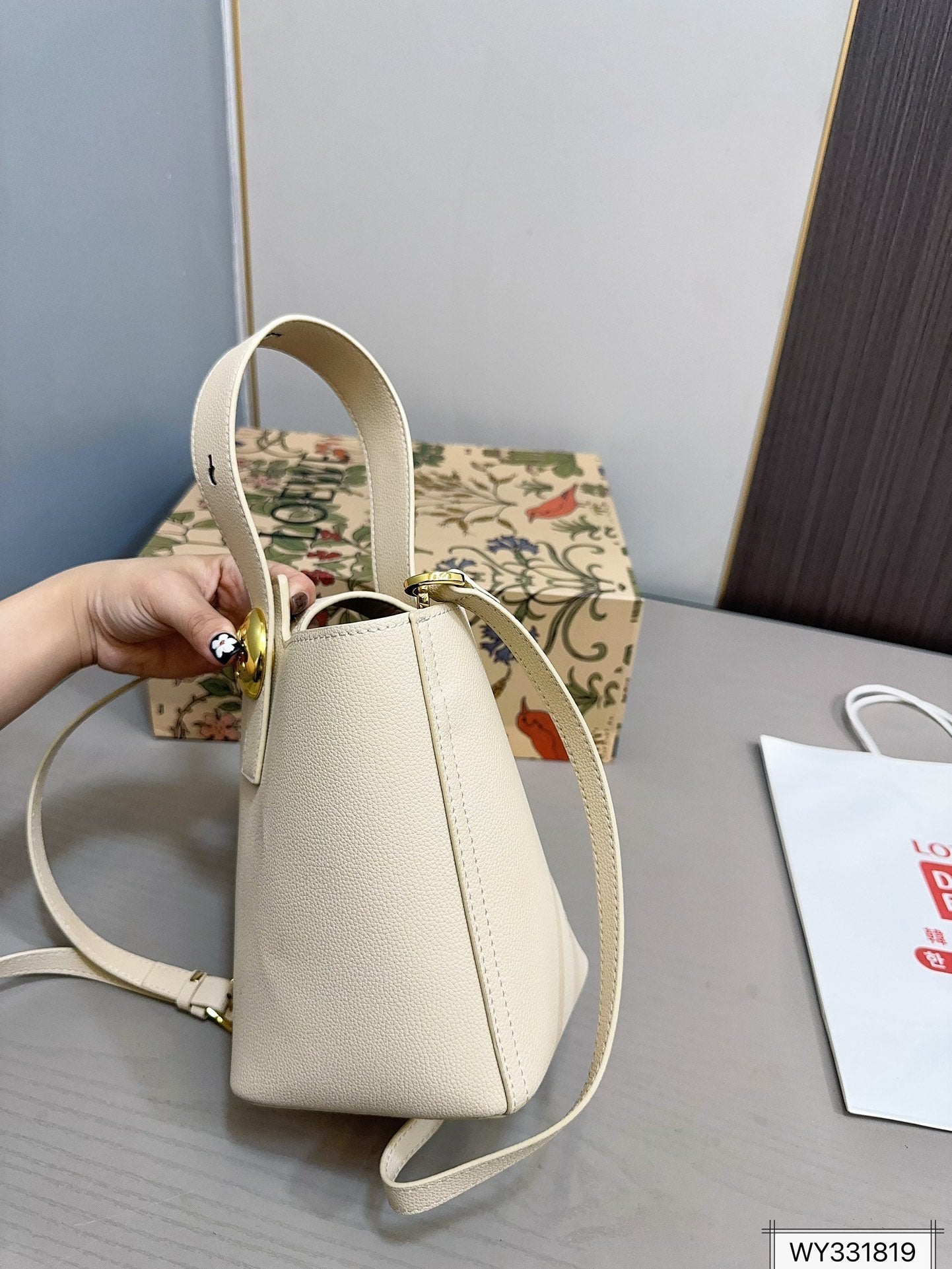 LOE MINI PEBBLE 20 BUCKET BAG IN WHITE GRAINED CALFSKIN