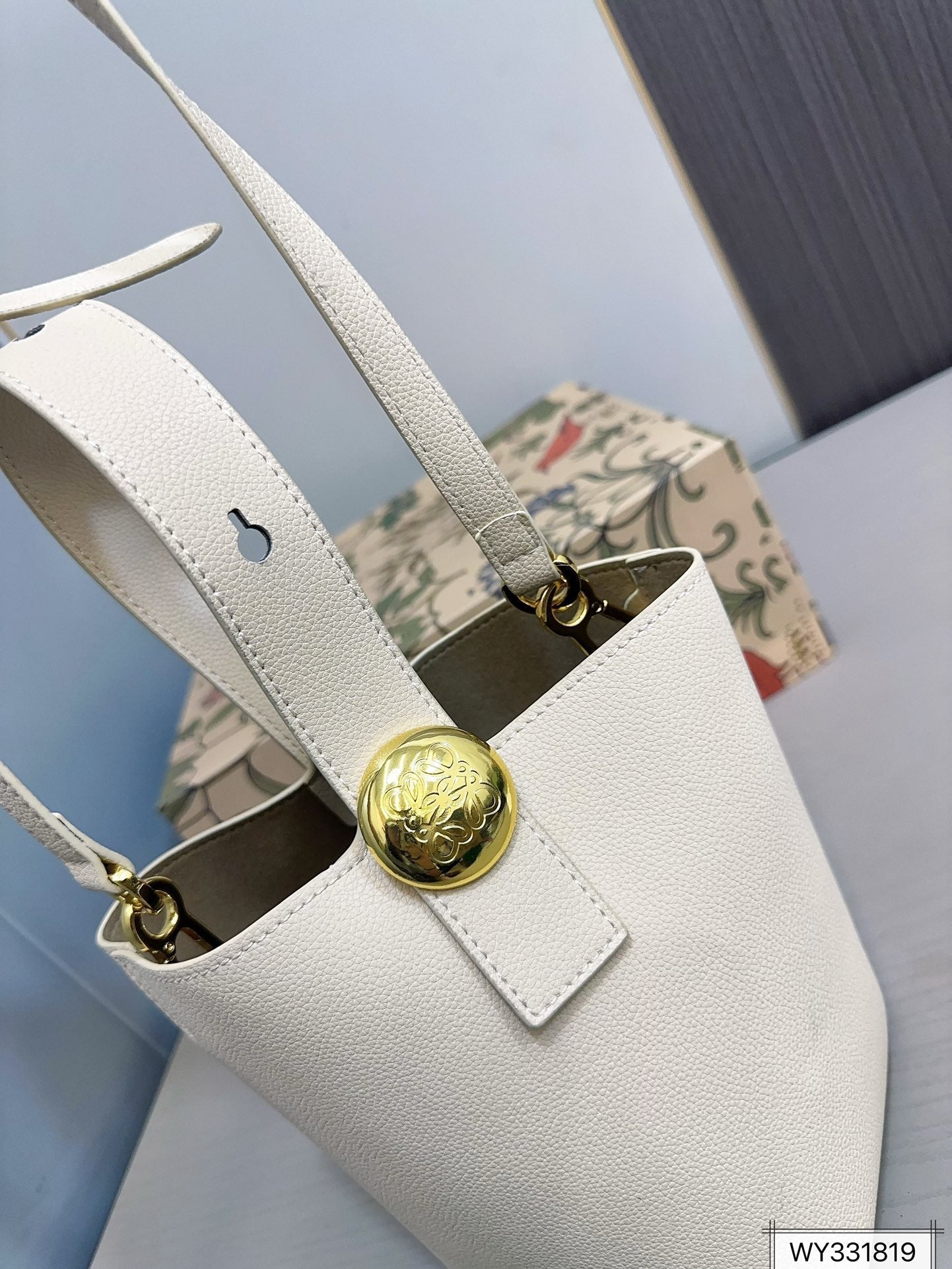 LOE MINI PEBBLE 20 BUCKET BAG IN WHITE GRAINED CALFSKIN