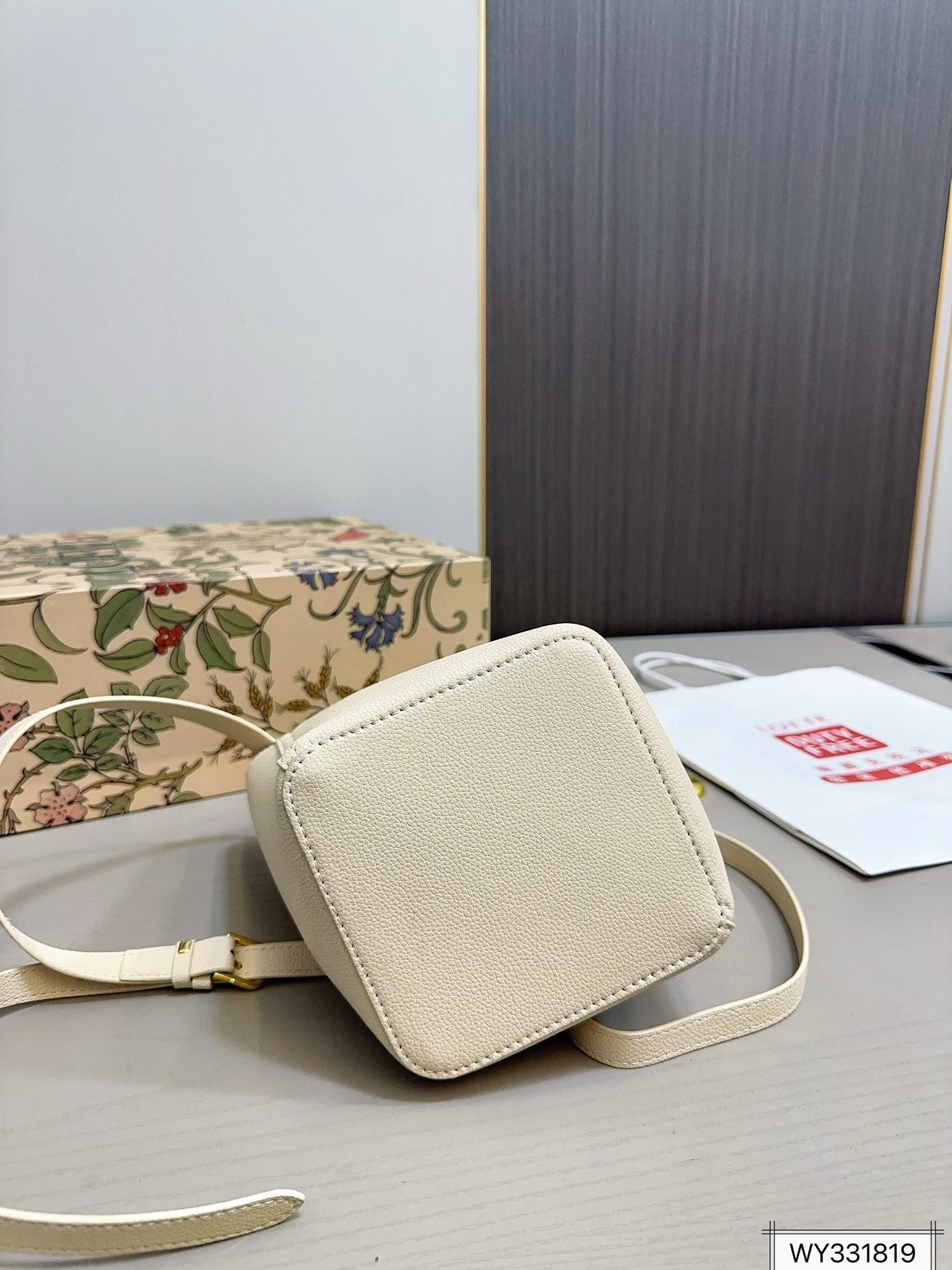 LOE MINI PEBBLE 20 BUCKET BAG IN WHITE GRAINED CALFSKIN