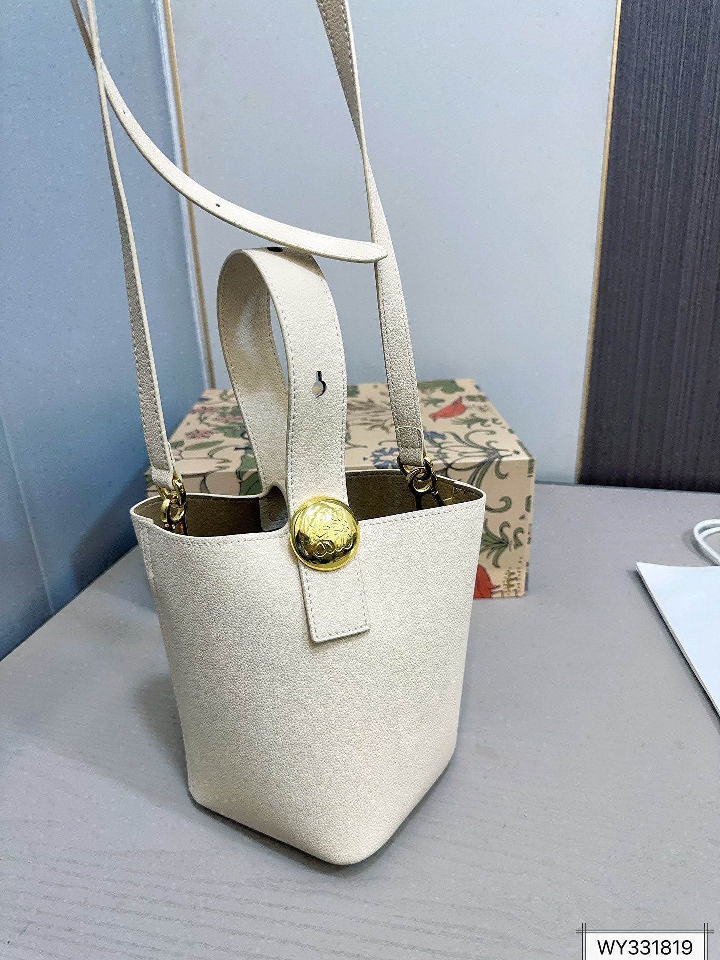 LOE MINI PEBBLE 20 BUCKET BAG IN WHITE GRAINED CALFSKIN