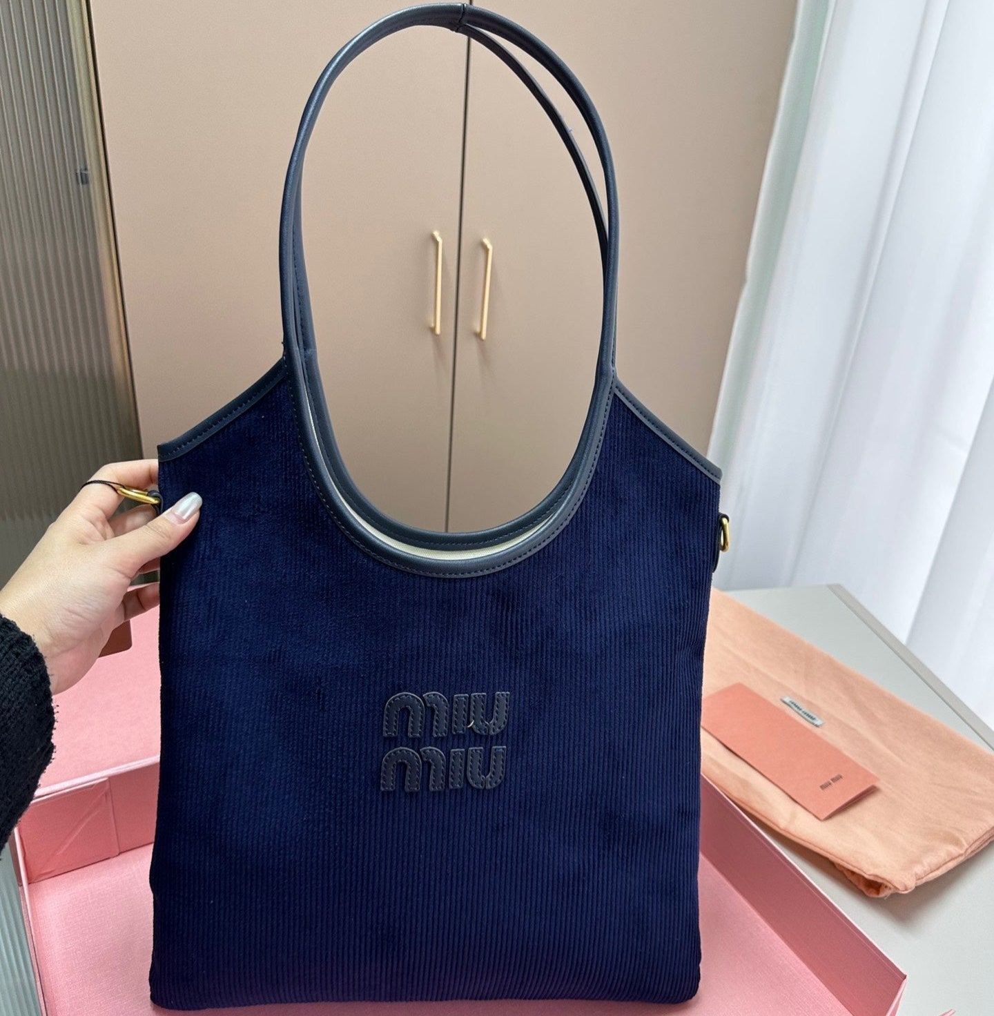 IVY TOTE BAG 34 IN NAVY CORDUROY