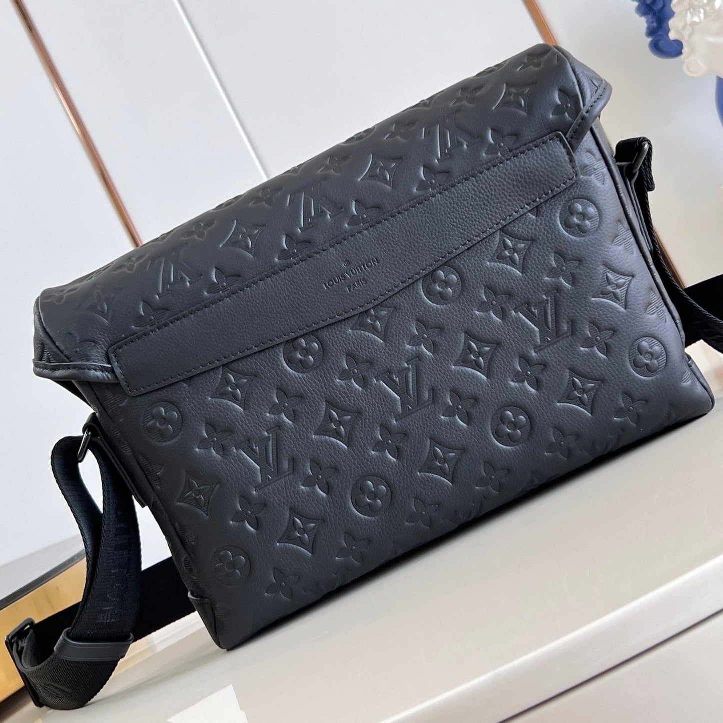 MESSENGER VOYAGER PM 33 IN BLACK MONOGRAM SHADOW CALFSKIN