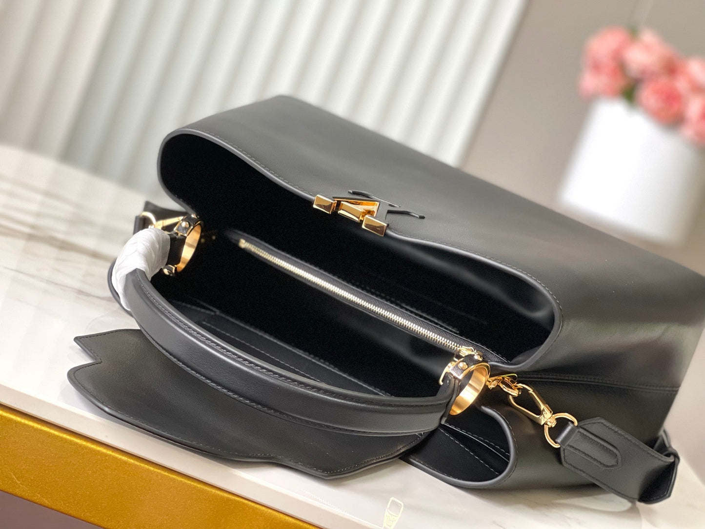 CAPUCINES SOUPLE GM 38 IN BLACK SMOOTH CALFSKIN GOLD HARDWARE