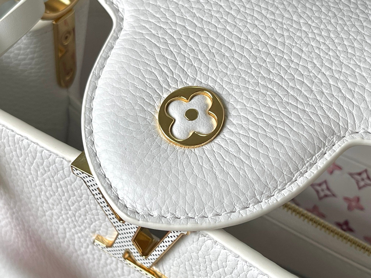 CAPUCINES BB 27 IN WHITE TAURILLON GOLD HARDWARE