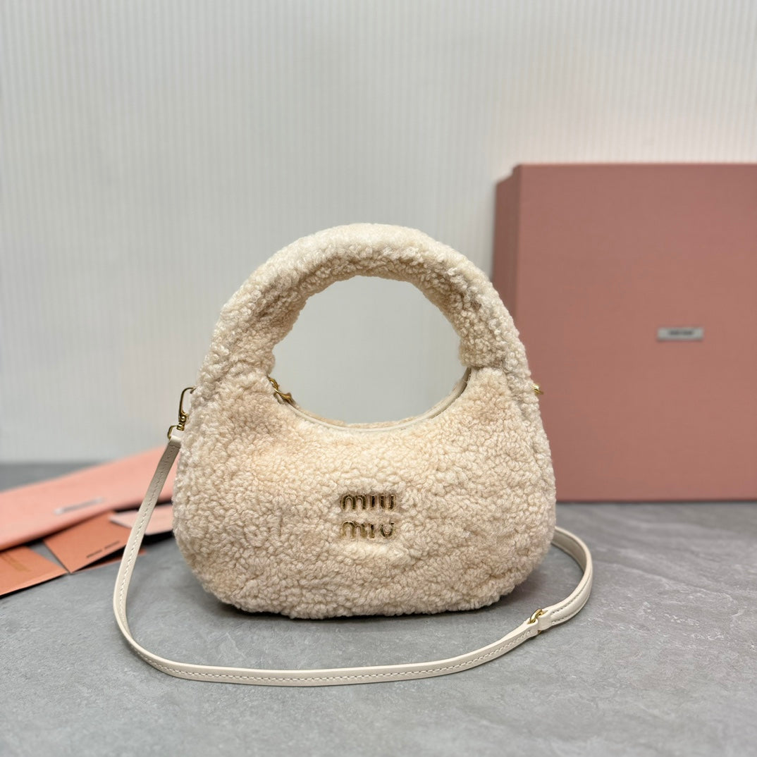 WANDER SMALL HOBO BAG 20 IN BEIGE SHEARLING