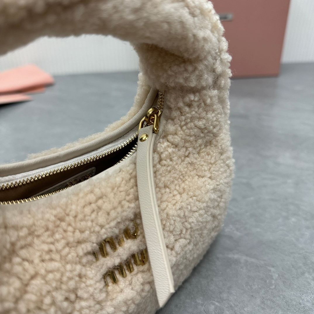 WANDER MINI HOBO BAG 17 IN BEIGE SHEARLING