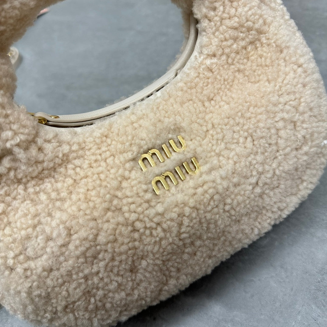 WANDER MINI HOBO BAG 17 IN BEIGE SHEARLING